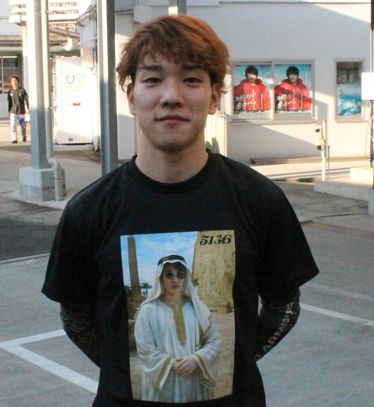 エジプト旅行の記念Tシャツを着る浜野斗馬