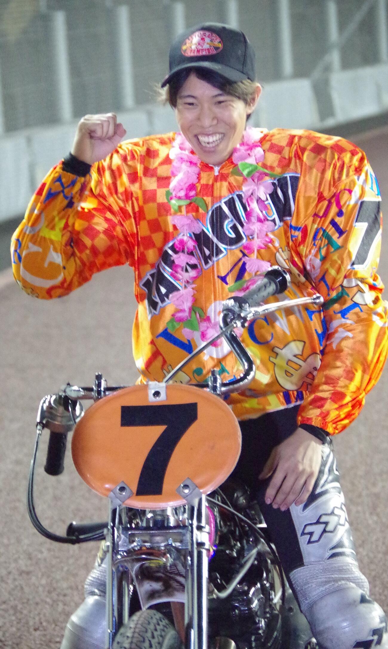 長田稚也が優勝し笑顔