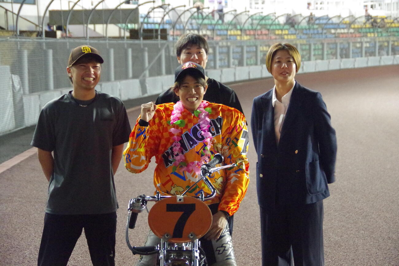 優勝した長田稚也を同期らが囲んで祝福