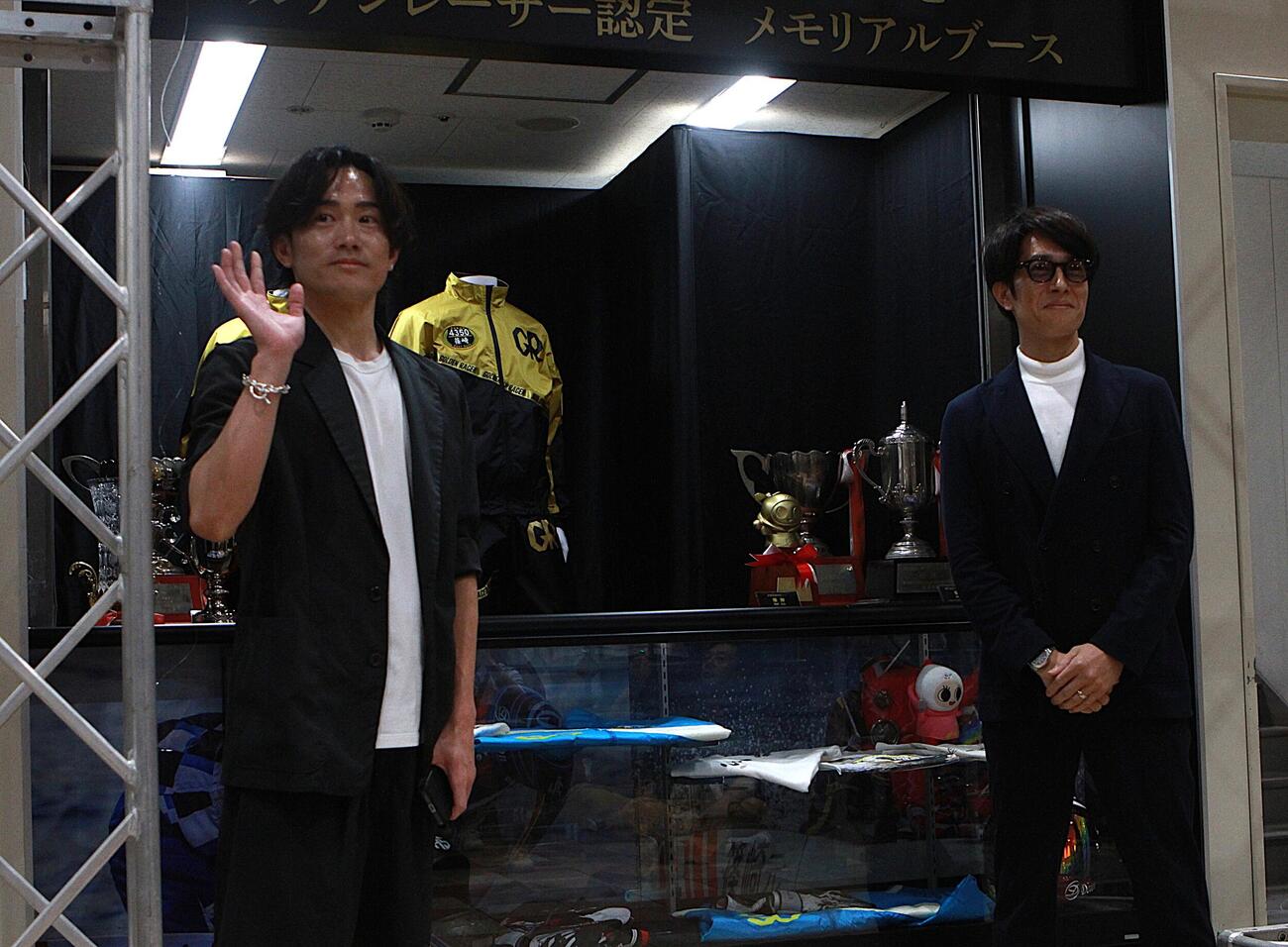 篠崎元志（右）と仁志が自分たちのメモリアルブースに喜ぶ