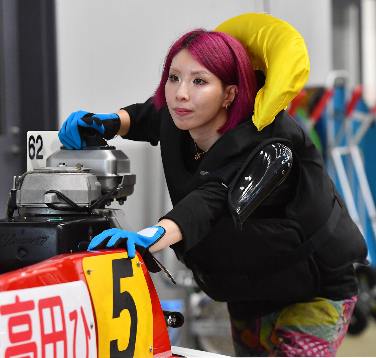 注目の62号機をつかんだ高田ひかる（撮影・岩下翔太）