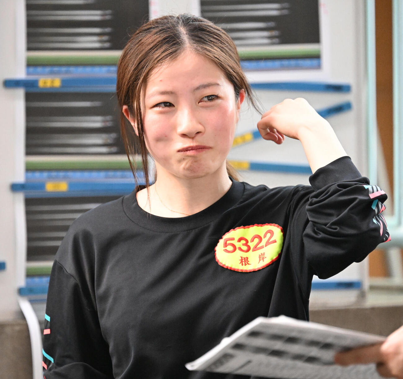 第2日10R戸田特賞を1着で終え、取材に応える根岸真優（撮影・千葉一成）