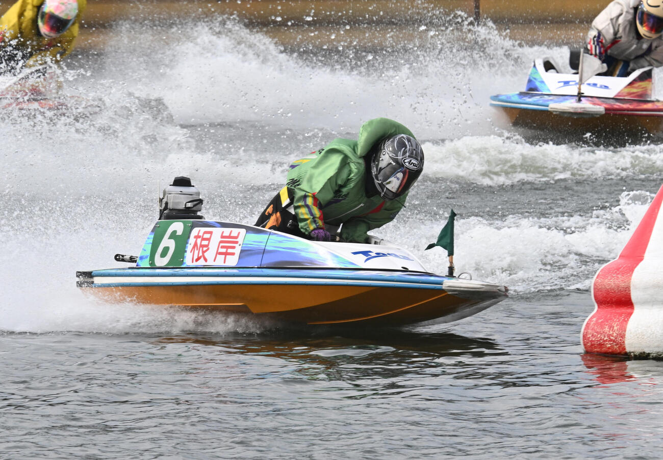 第2日10R戸田特賞、1週目2マークを先頭で回る根岸真優（撮影・千葉一成）