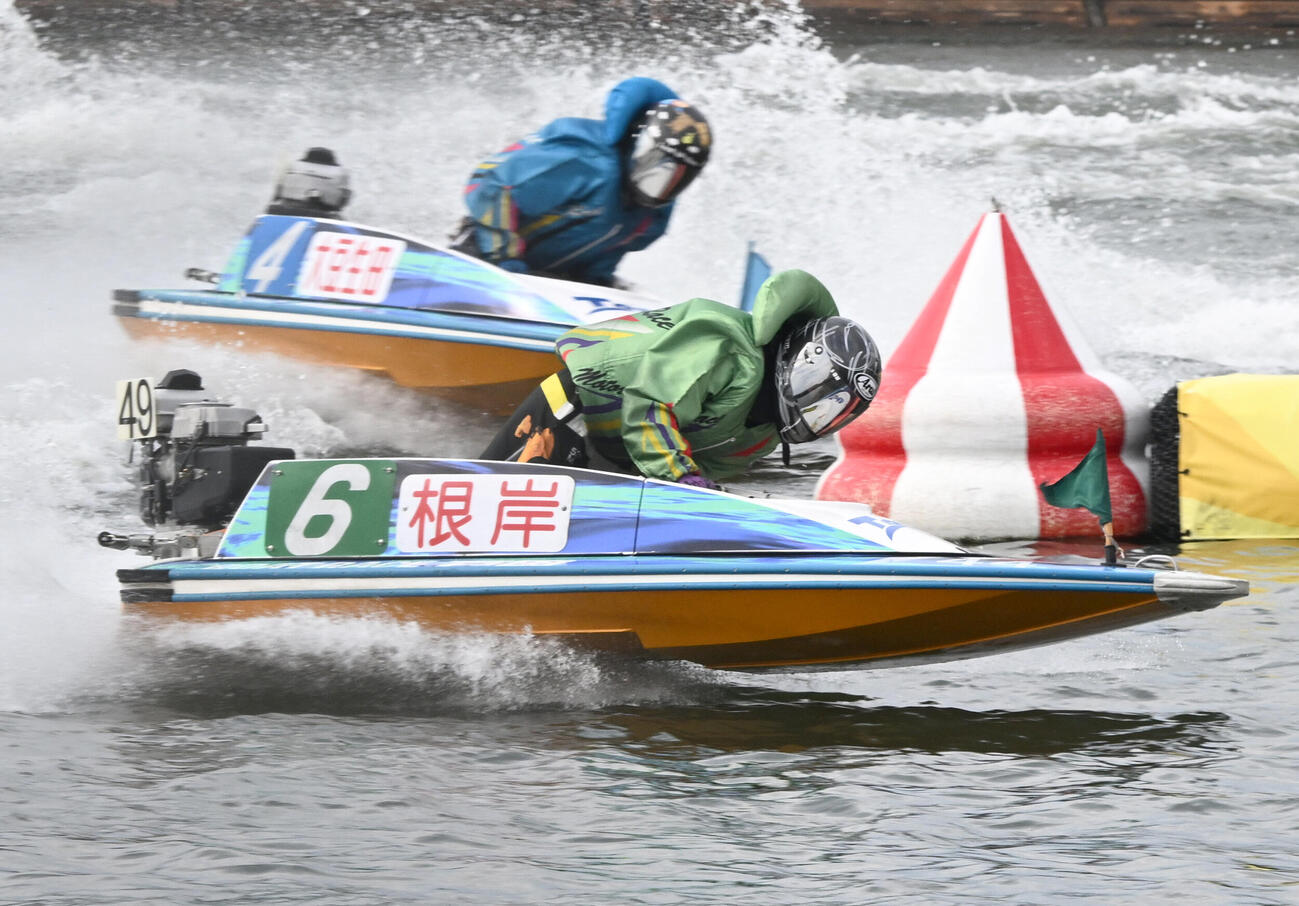 第2日10R戸田特賞、1週目2マークを先頭で回る根岸真優（撮影・千葉一成）