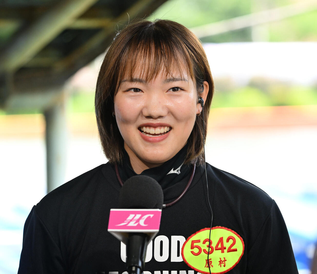 第2日1R予選、初勝利を挙げ、笑顔でインタビューを受ける原村百那（撮影・千葉一成）