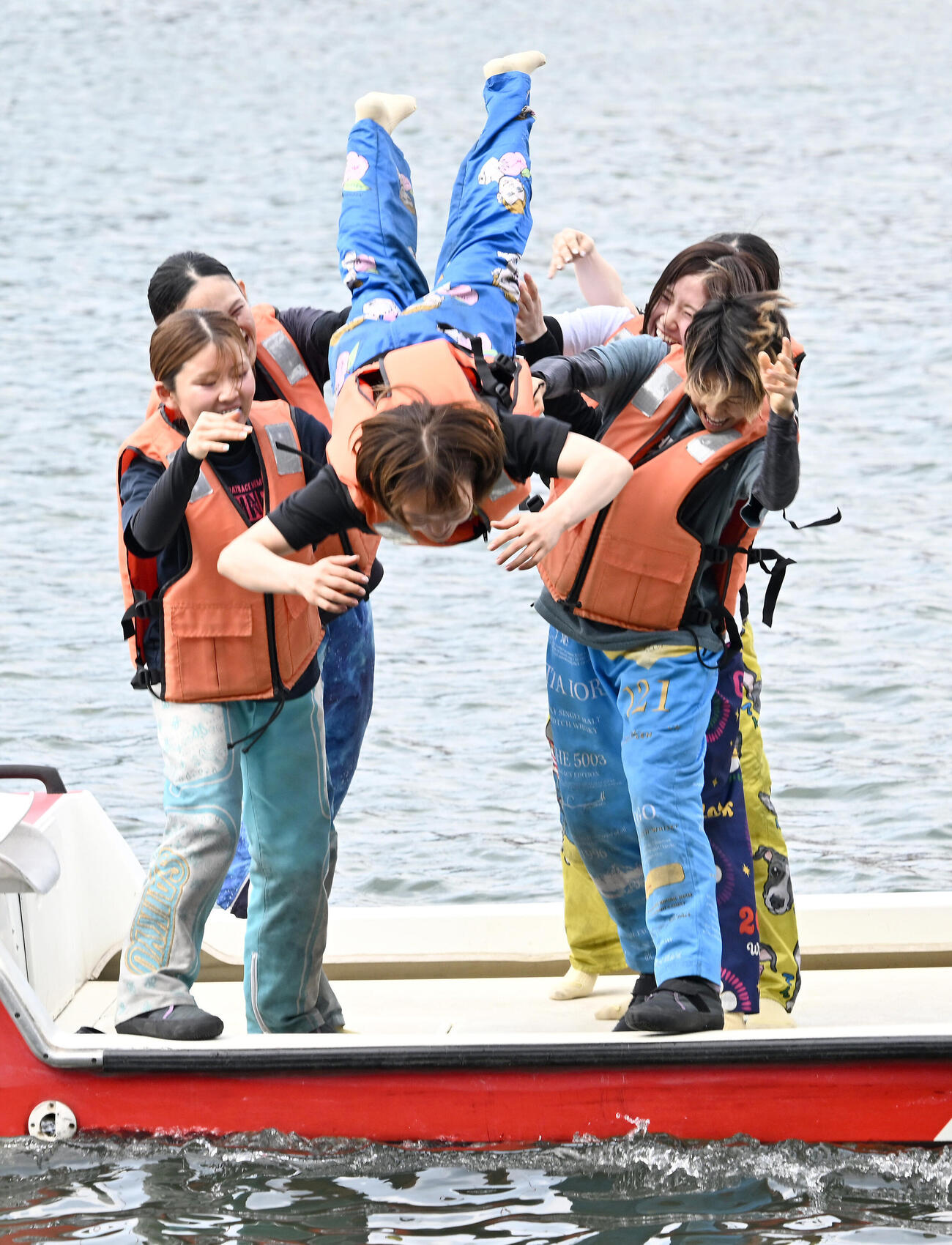 水神祭で仲間から水に落とされる初勝利を挙げた原村百那（撮影・千葉一成）