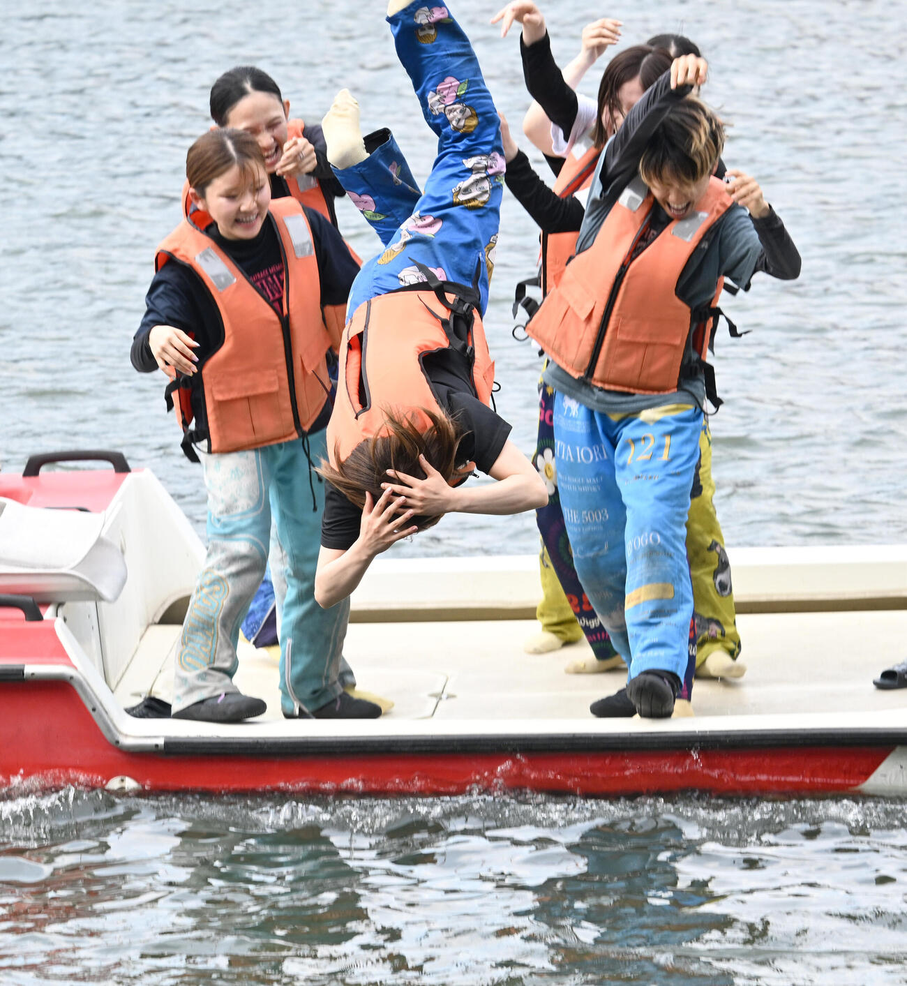 水神祭で仲間から水に落とされる初勝利を挙げた原村百那（撮影・千葉一成）