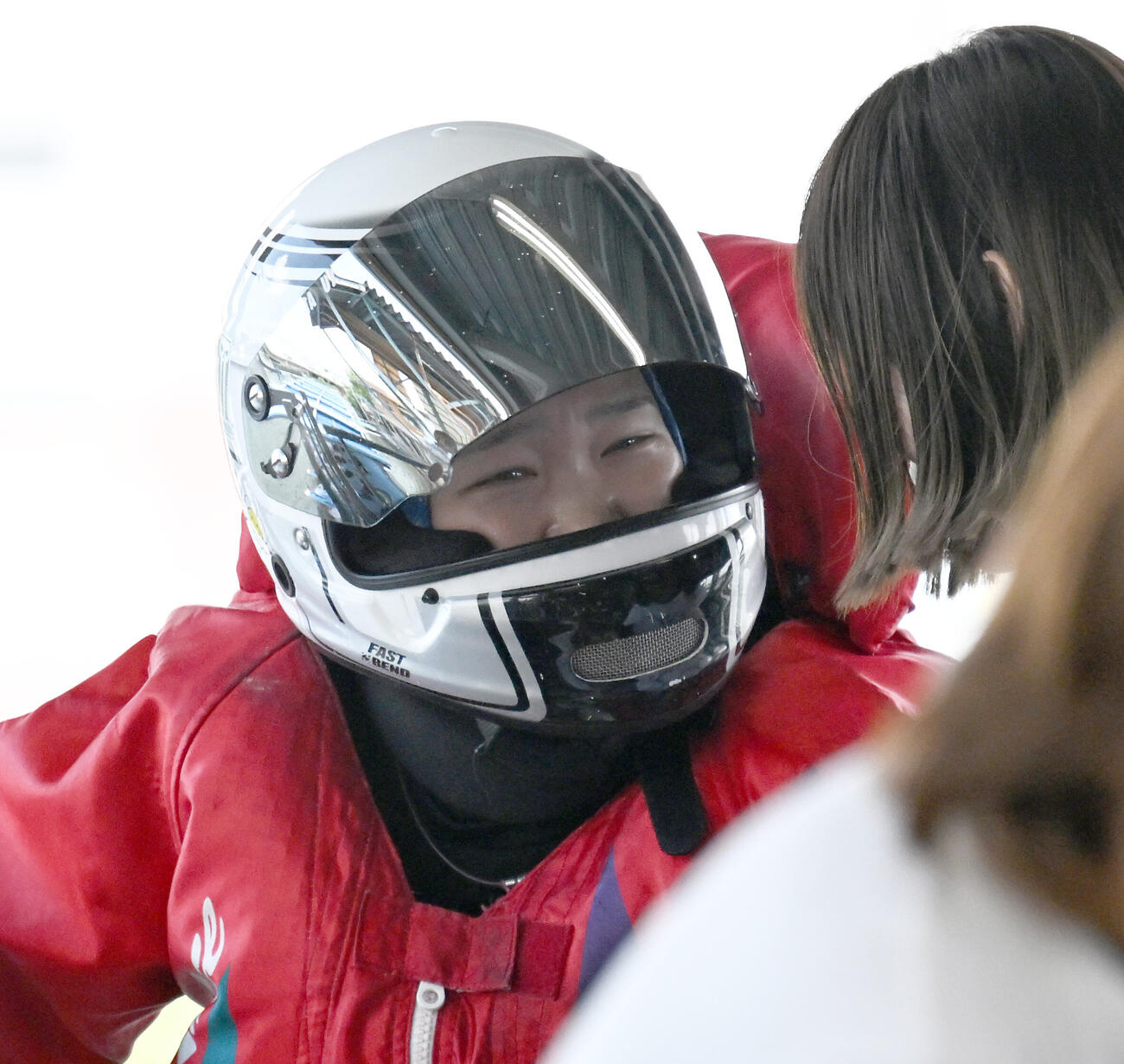第2日1R予選、初勝利を挙げ、野田彩加（右）から祝福され笑顔の原村百那（撮影・千葉一成）