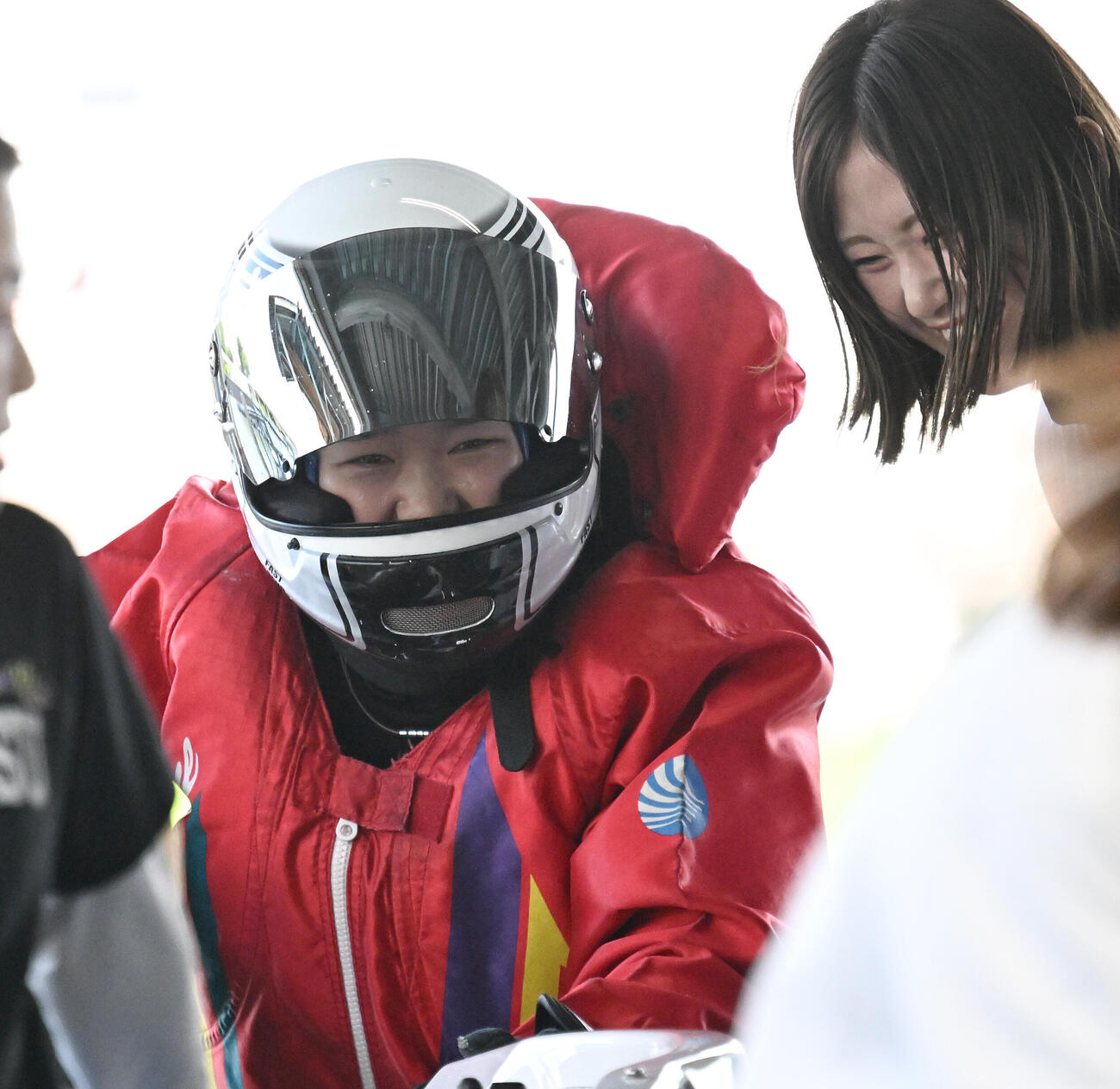 第2日1R予選、初勝利を挙げ、野田彩加（右）から祝福され笑顔の原村百那（撮影・千葉一成）