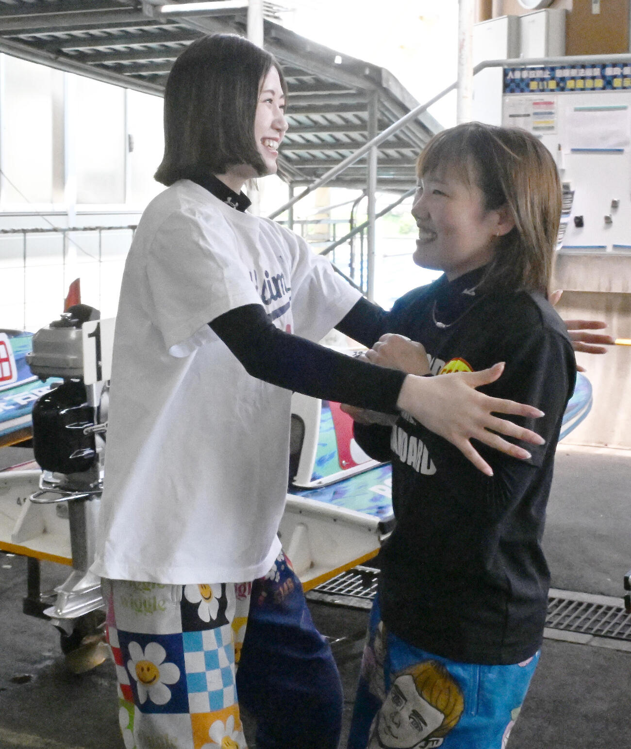 第2日1R予選、初勝利を挙げ、野田彩加（左）から祝福される原村百那（撮影・千葉一成）