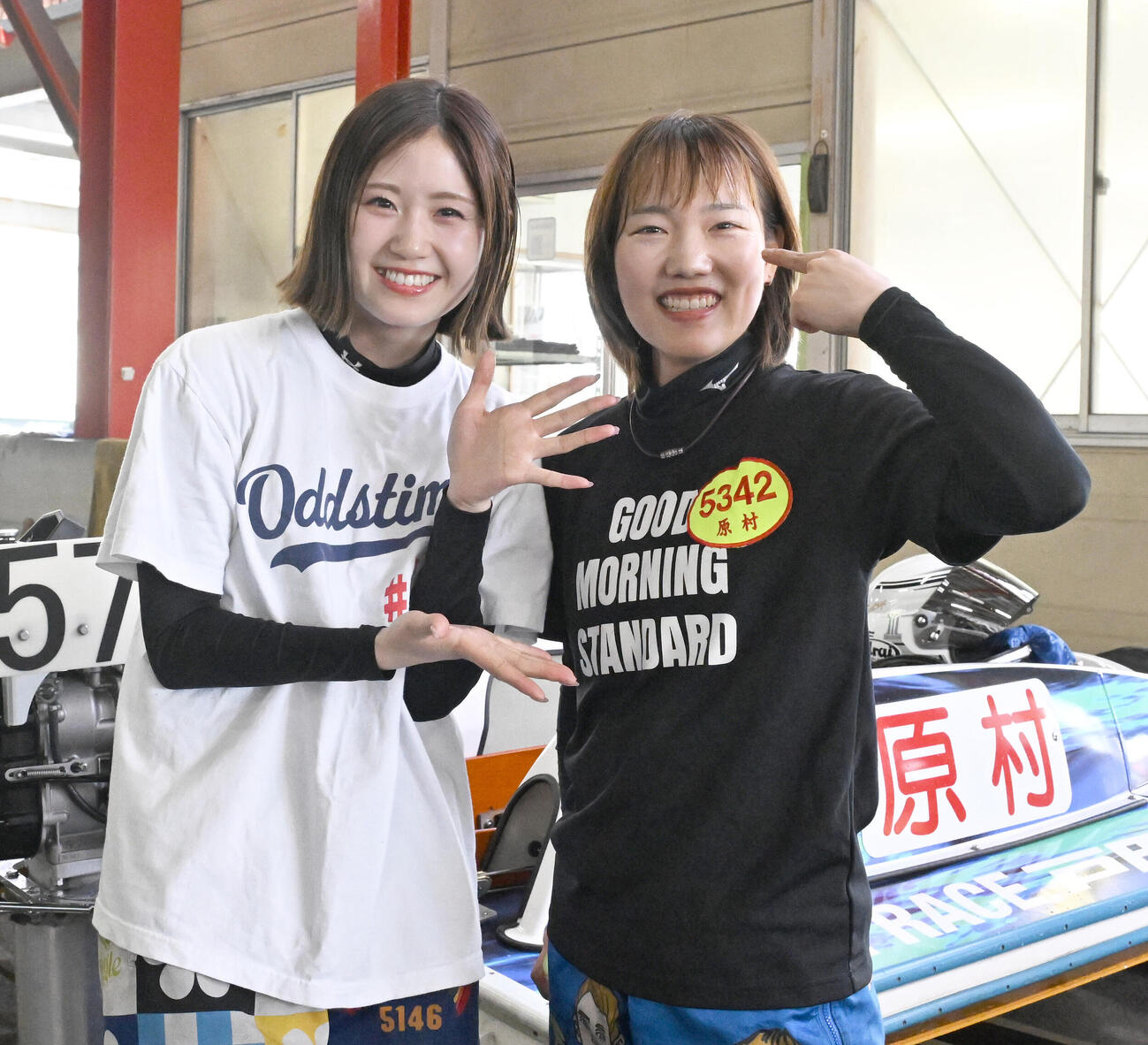 第2日1R予選、初勝利を挙げ、野田彩加（左）から祝福される原村百那（撮影・千葉一成）