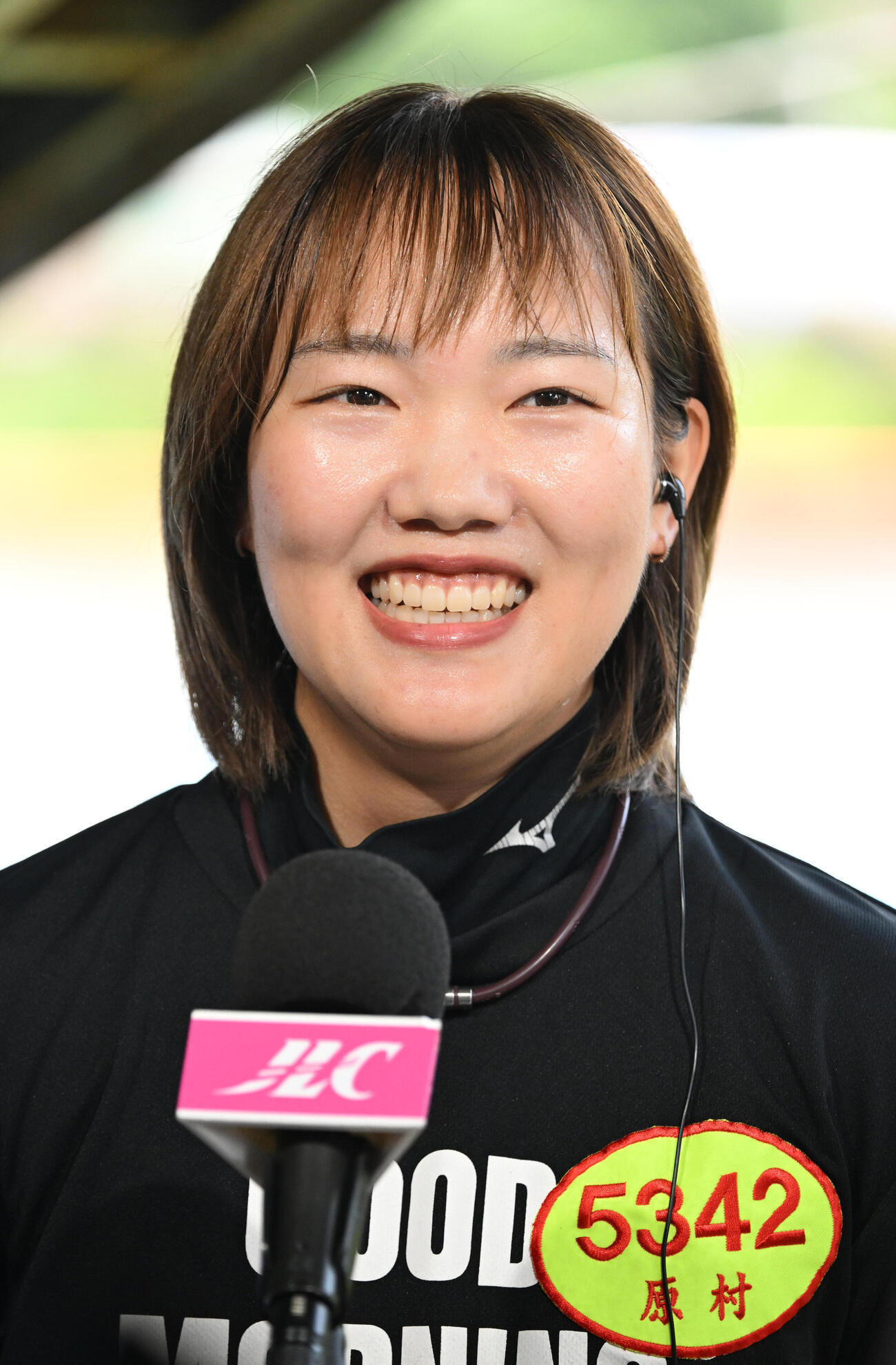 第2日1R予選、初勝利を挙げ、笑顔でインタビューを受ける原村百那（撮影・千葉一成）