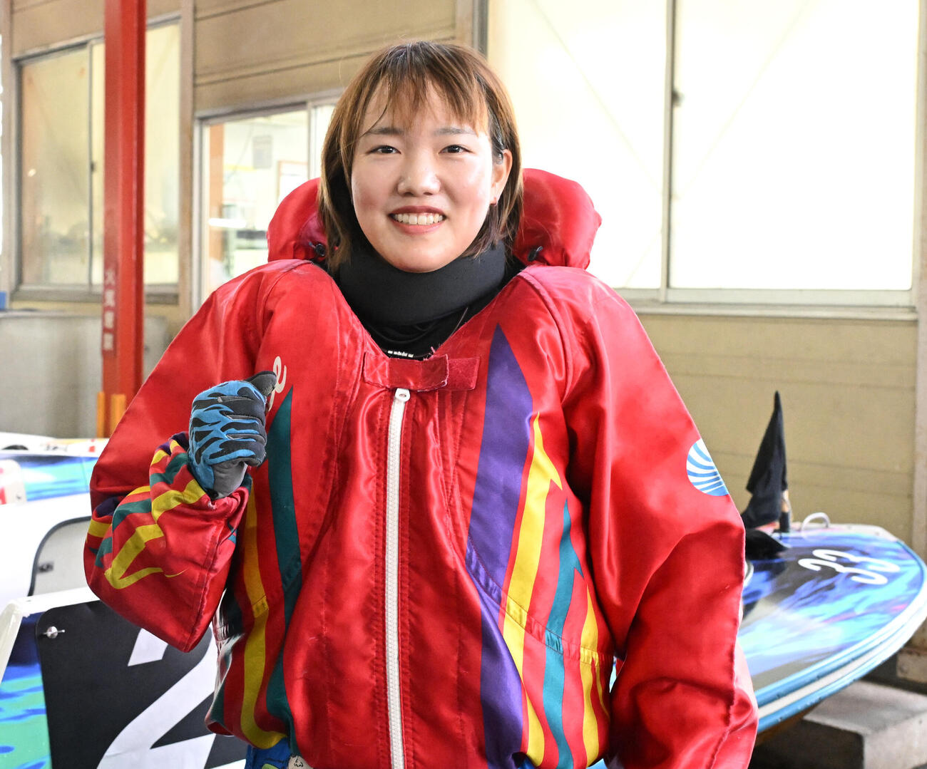 第2日1R予選、初勝利を挙げ、笑顔でポーズをとる原村百那（撮影・千葉一成）
