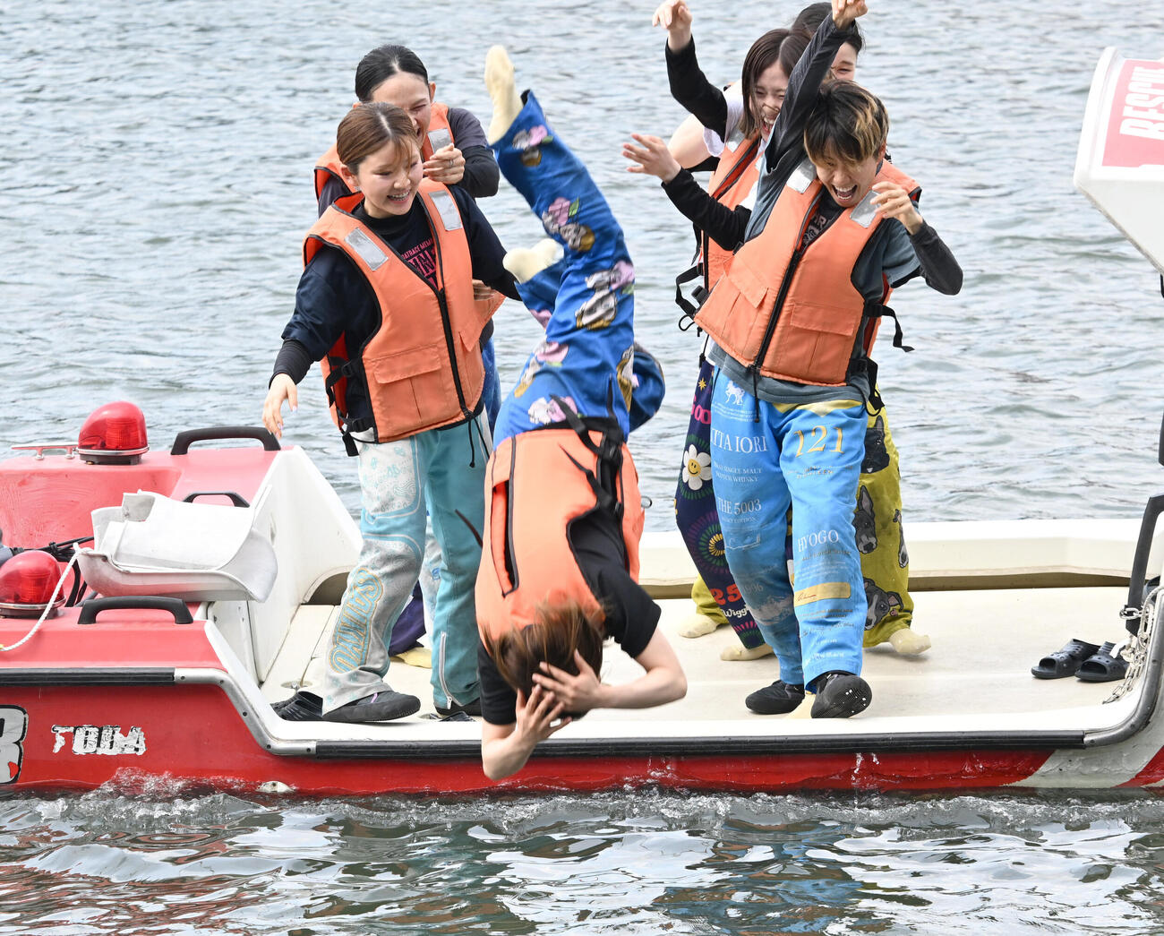 水神祭で仲間から水に落とされる初勝利を挙げた原村百那（撮影・千葉一成）