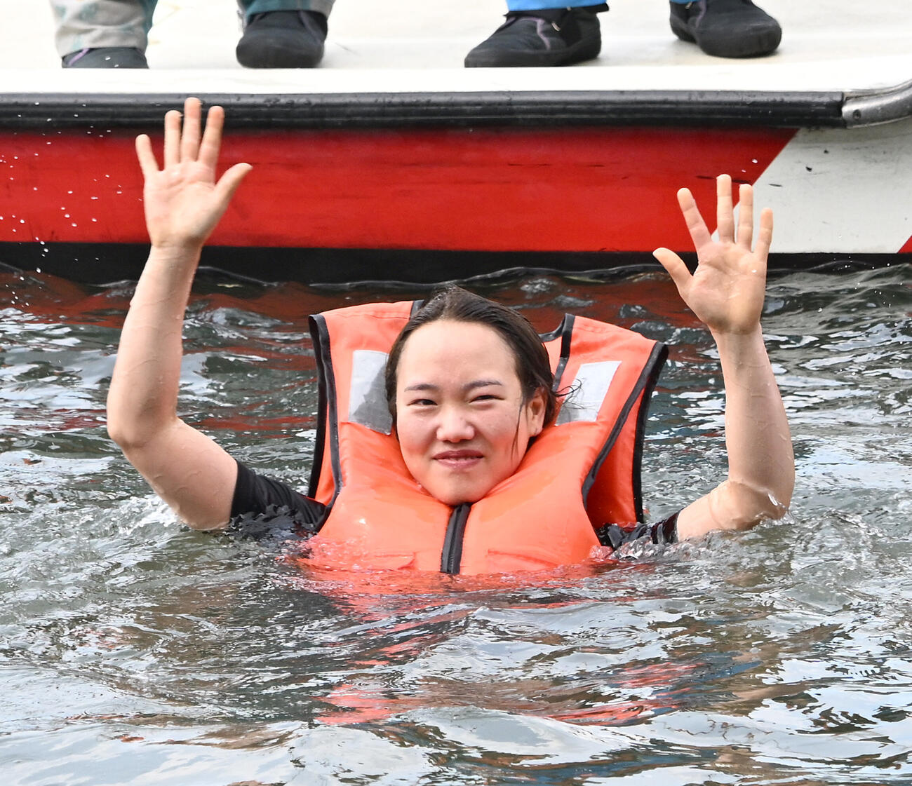 初勝利を挙げ、仲間から水に落とされる手荒い祝福を受けた原村百那（撮影・千葉一成）