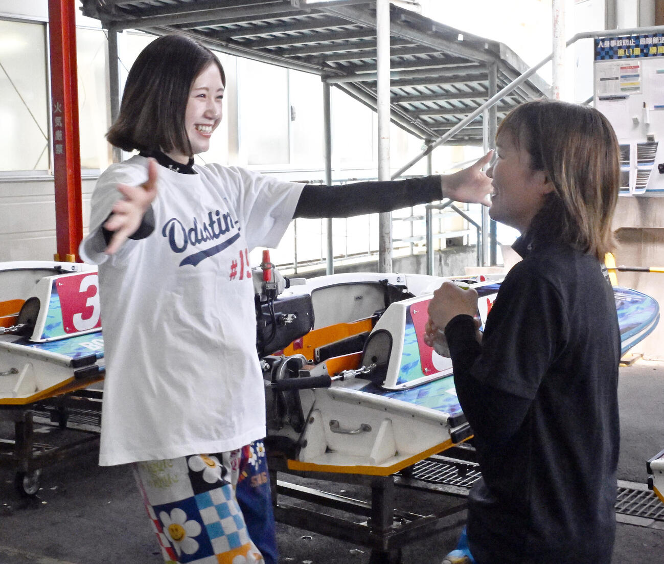 第2日1R予選、初勝利を挙げ、野田彩加（左）から祝福される原村百那（撮影・千葉一成）