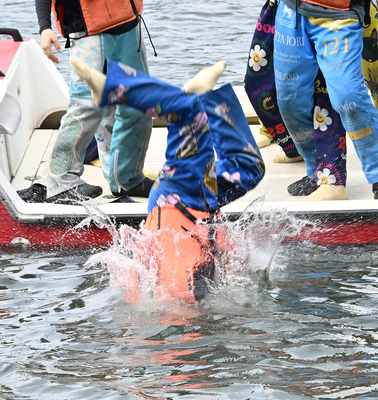 水神祭で仲間から水に落とされる初勝利を挙げた原村百那（撮影・千葉一成）