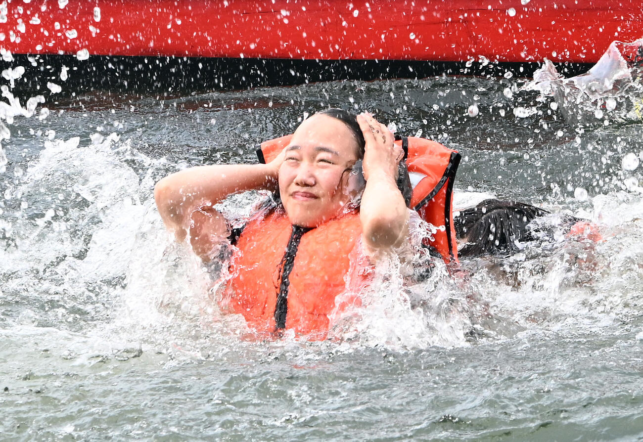 初勝利を挙げ、仲間から水に落とされる手荒い祝福を受けた原村百那（撮影・千葉一成）
