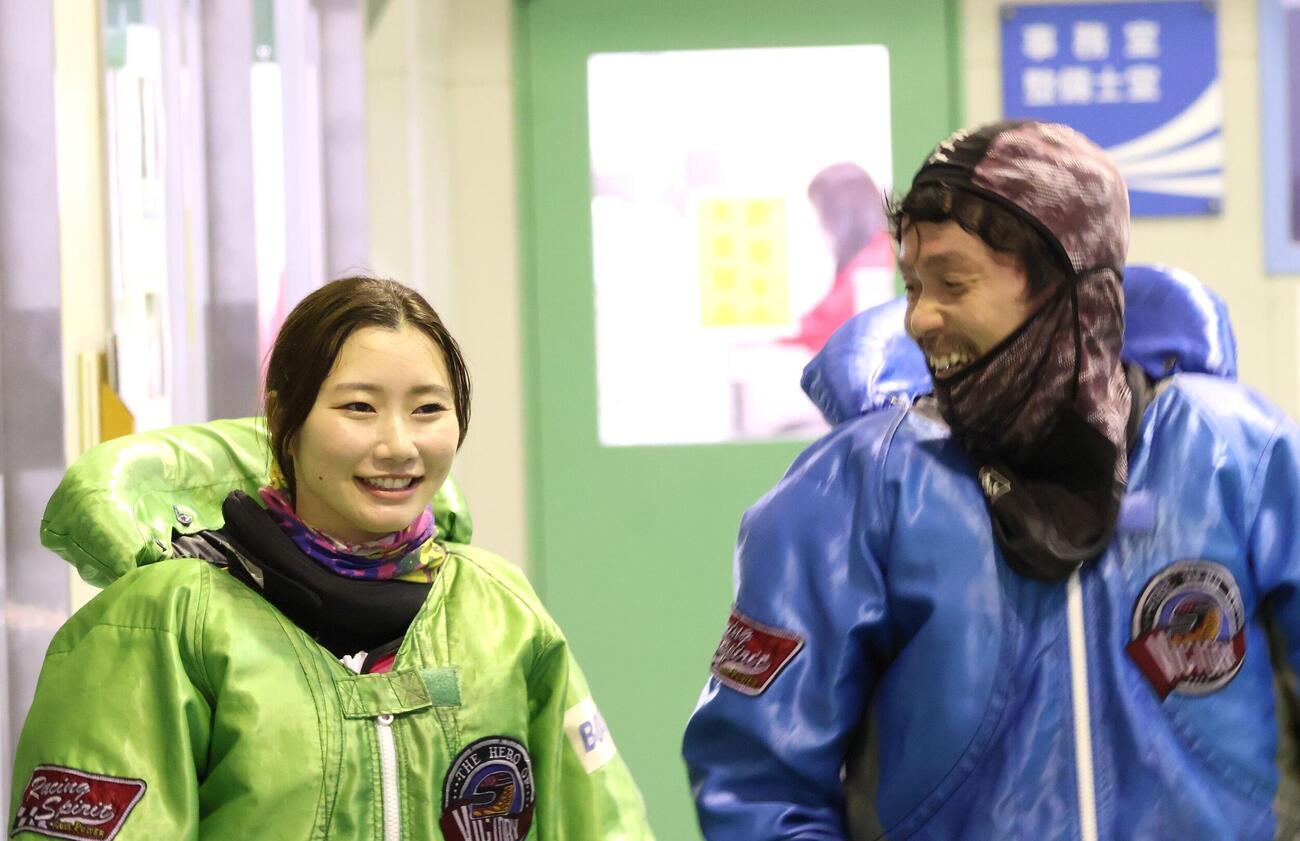 6枠から5コースに入って3着で予選突破を決めた武井莉里佳（左）は、1着の永田啓二と笑顔で引き揚げる