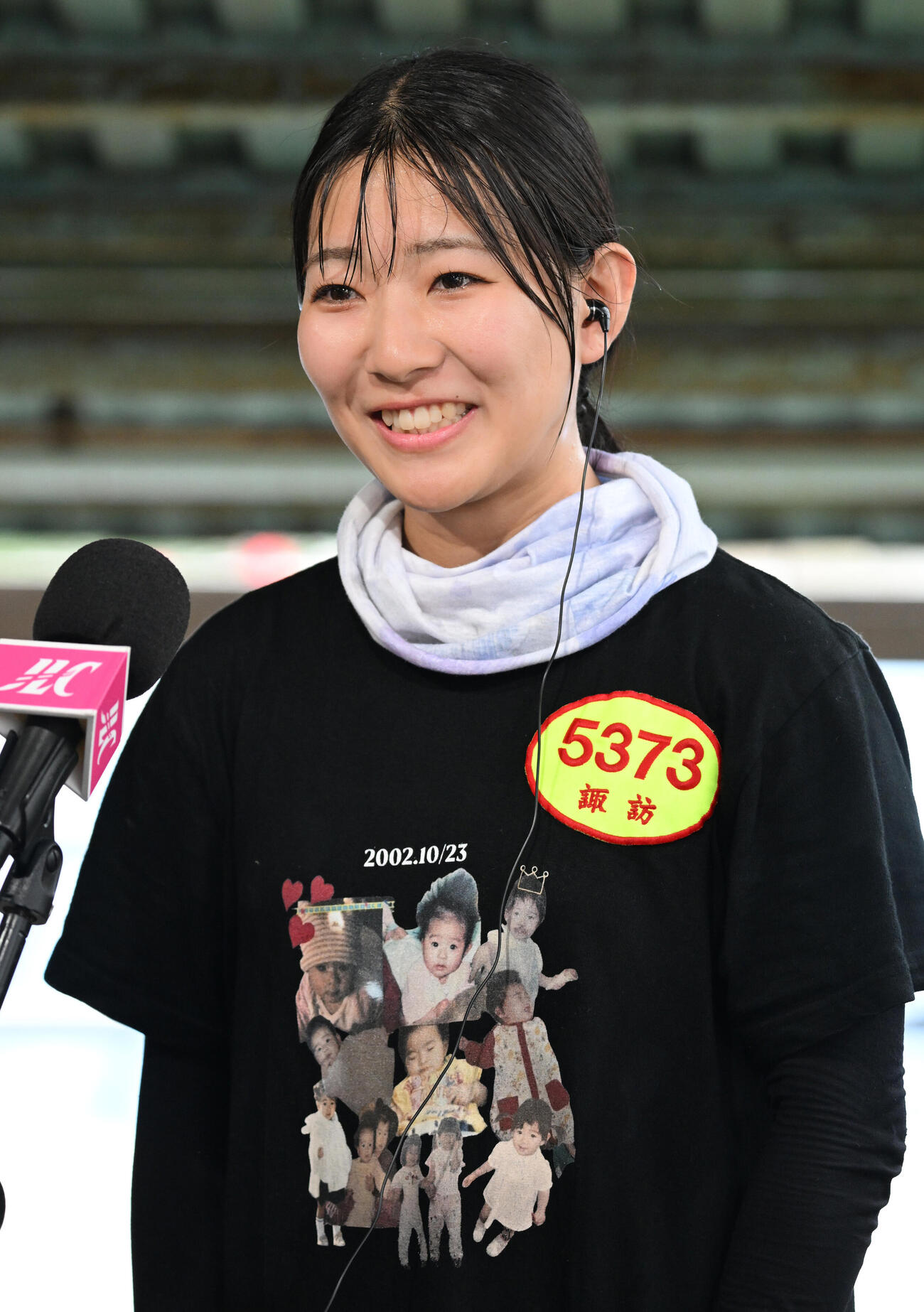 第3日6R予選で初勝利を飾りインタビューに応える諏訪玲奈（撮影・千葉一成）