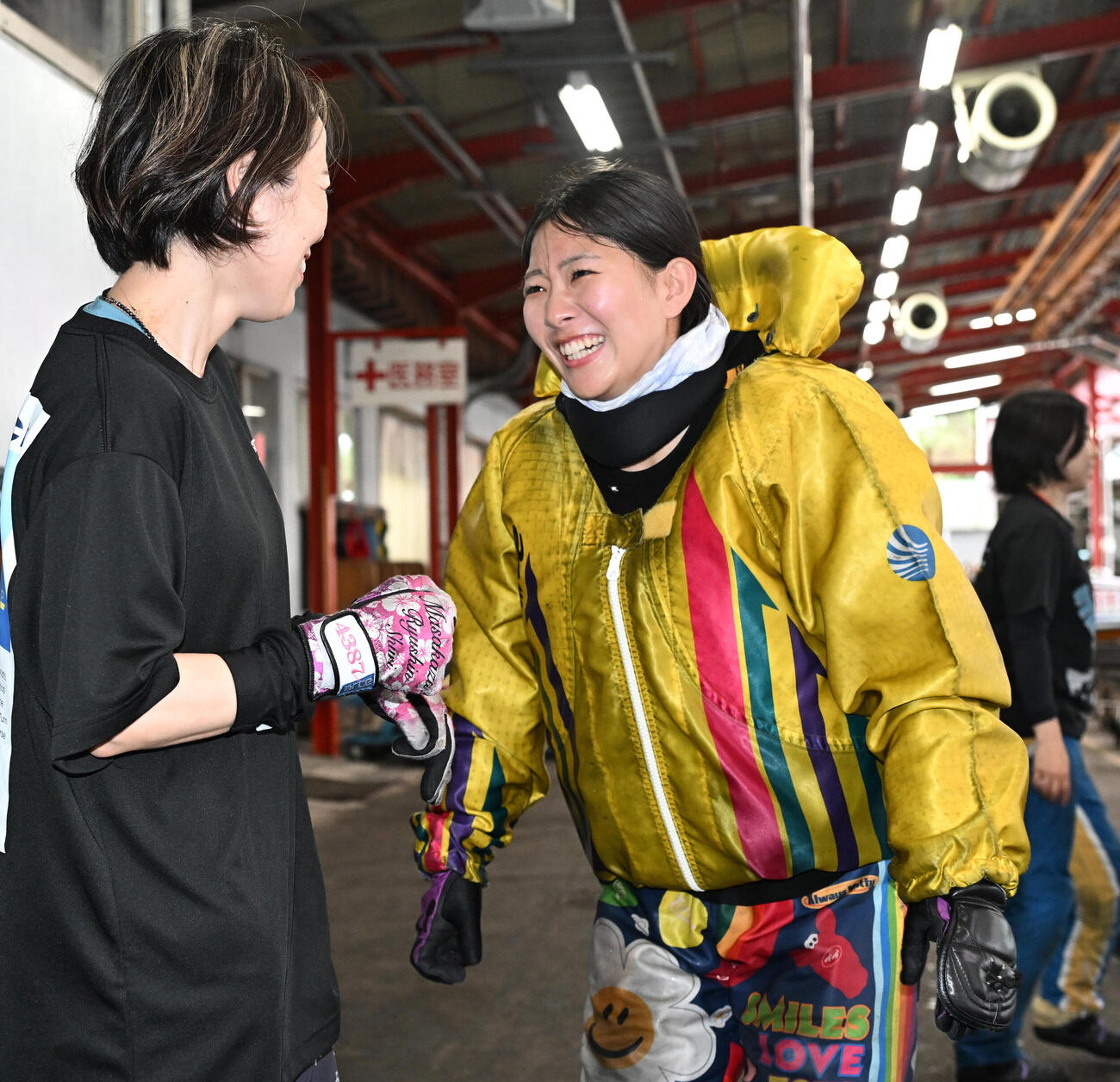 第3日6R予選で初勝利を飾り平山智加（左）の祝福を受ける諏訪玲奈（撮影・千葉一成）