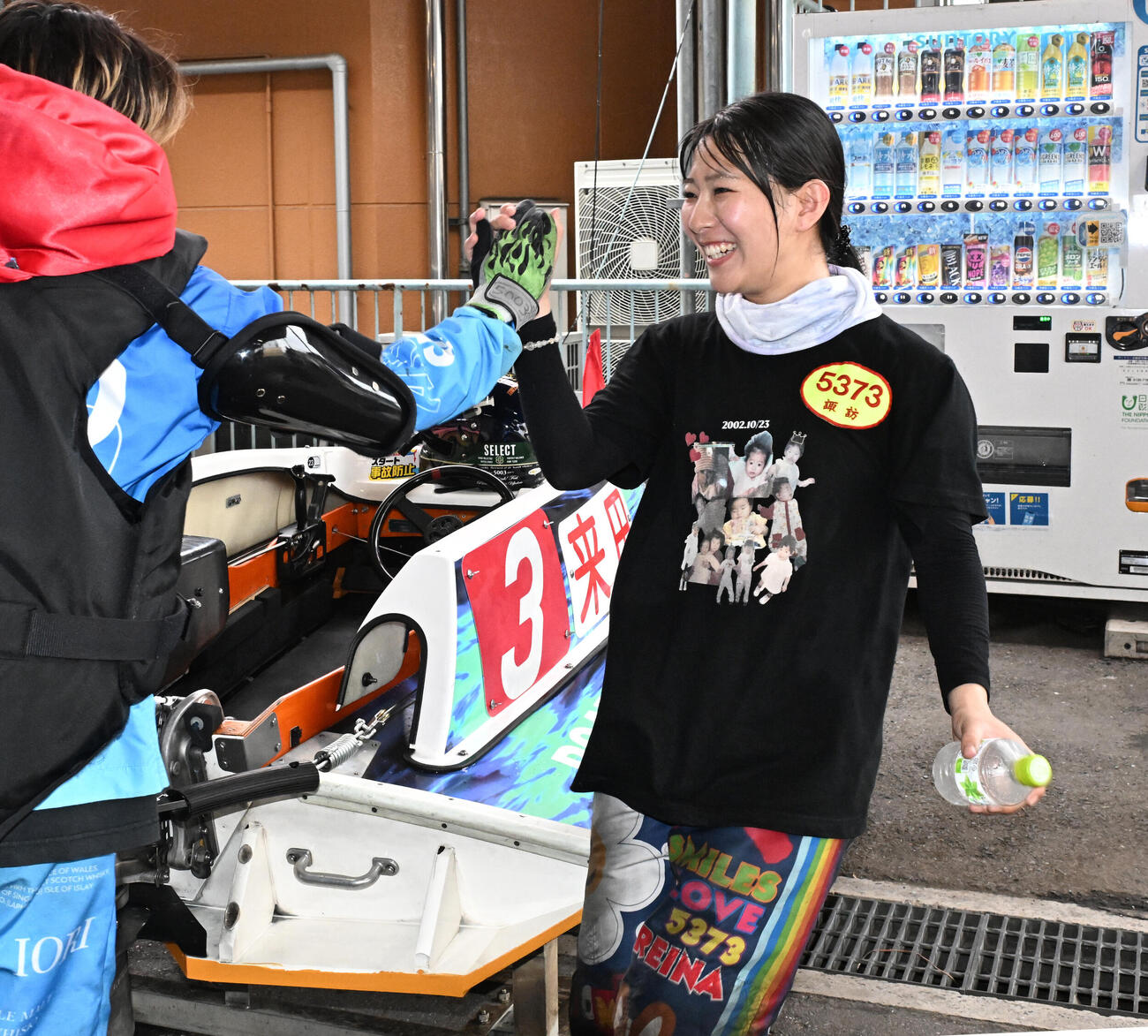 第3日6R予選、初勝利を飾り来田衣織（左）から祝福される諏訪玲奈（撮影・千葉一成）