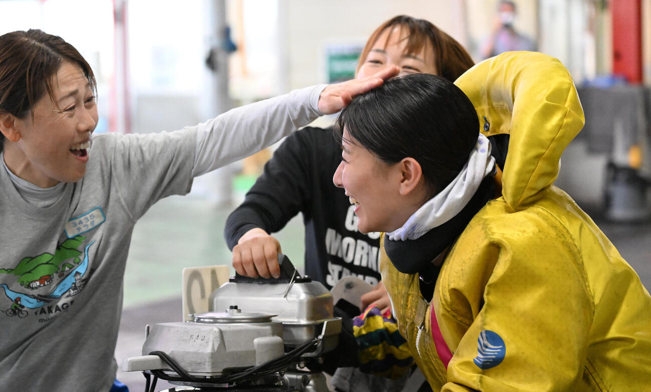 第3日6R予選、初勝利を飾り寺田千恵（左）から祝福される諏訪玲奈（撮影・千葉一成）