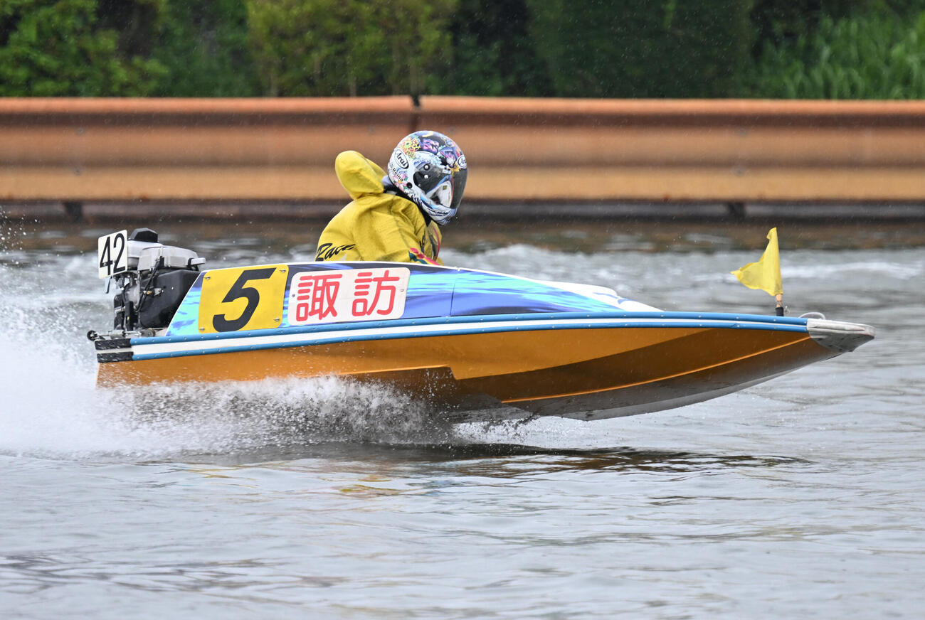第3日6R予選、3週目2マークを先頭で回る諏訪玲奈（撮影・千葉一成）