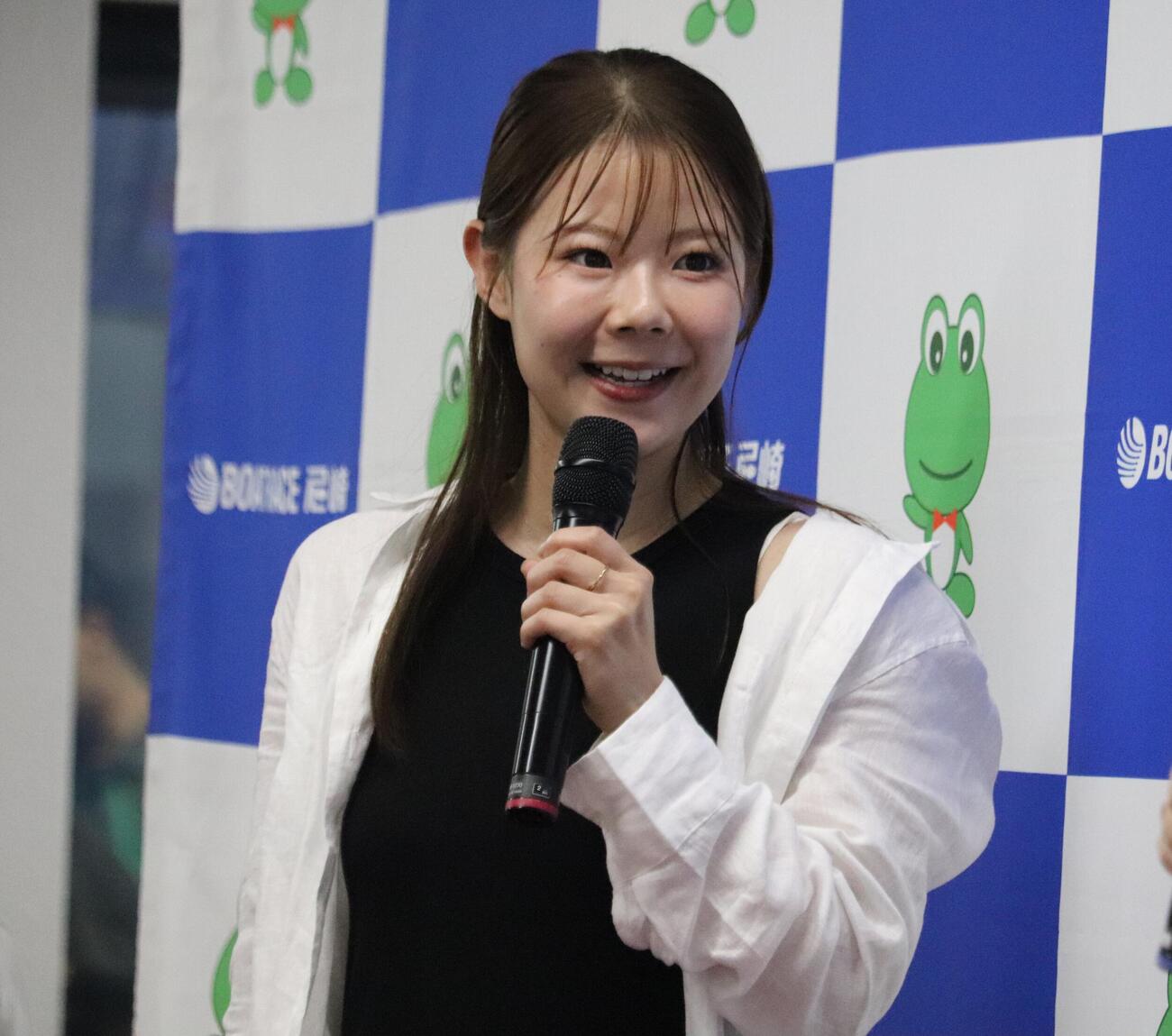 米丸乃絵のトークショーに多くのファンが集まった