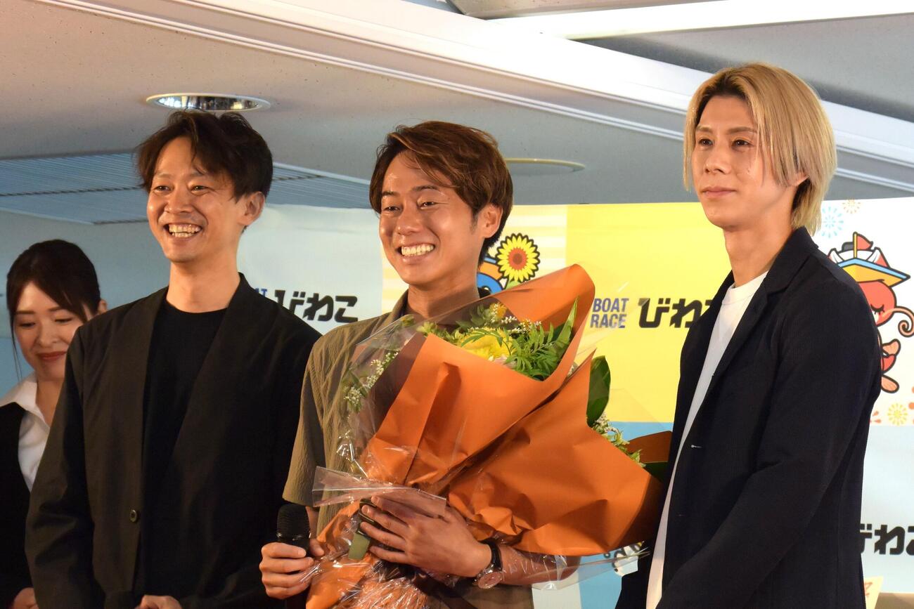 優勝報告会で片山雅雄（引退、写真左）と片橋幸貴（同右）から祝福を受けた丸野一樹