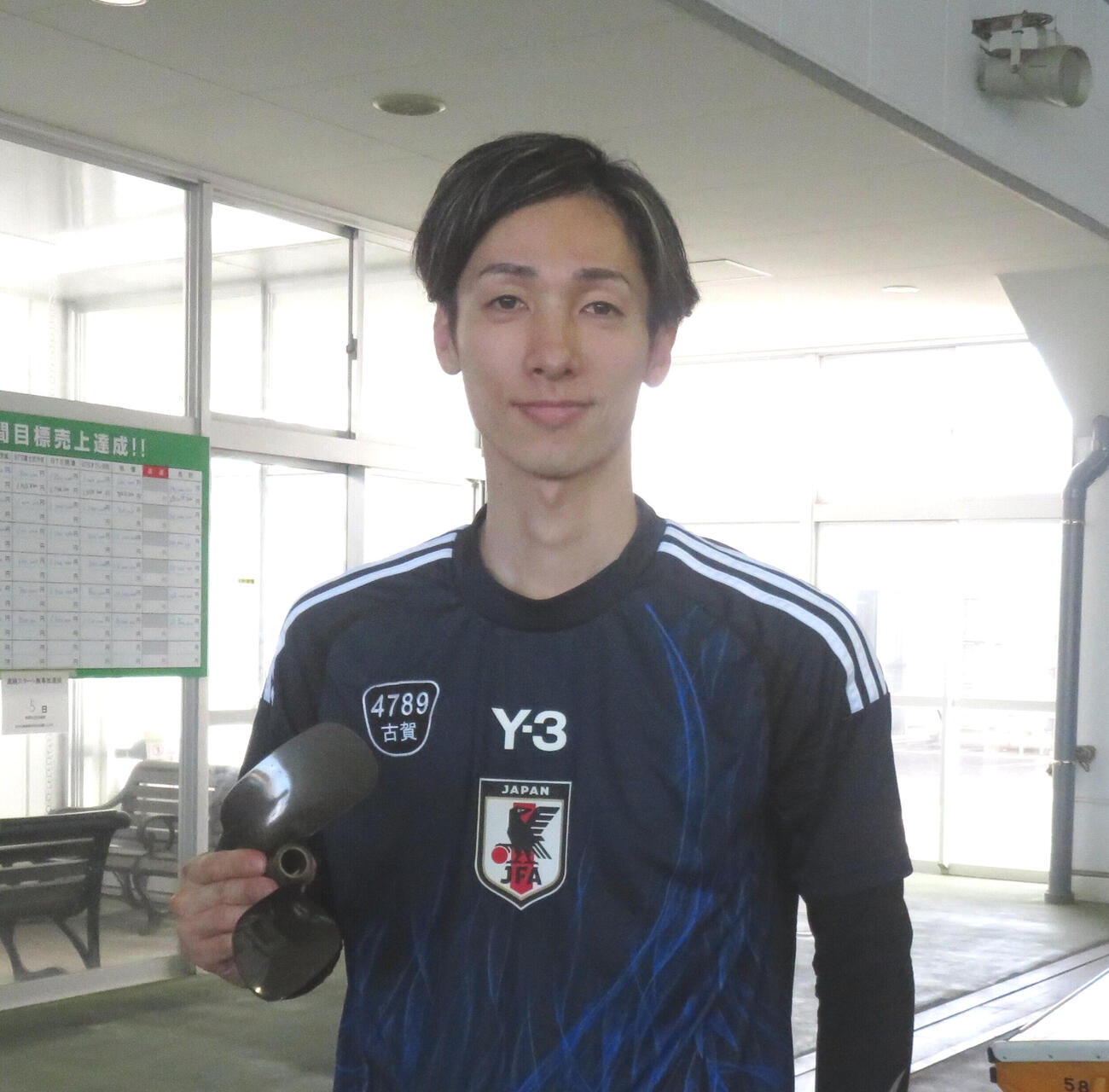 古賀智之はサッカー日本代表と自分の勝利を喜ぶ