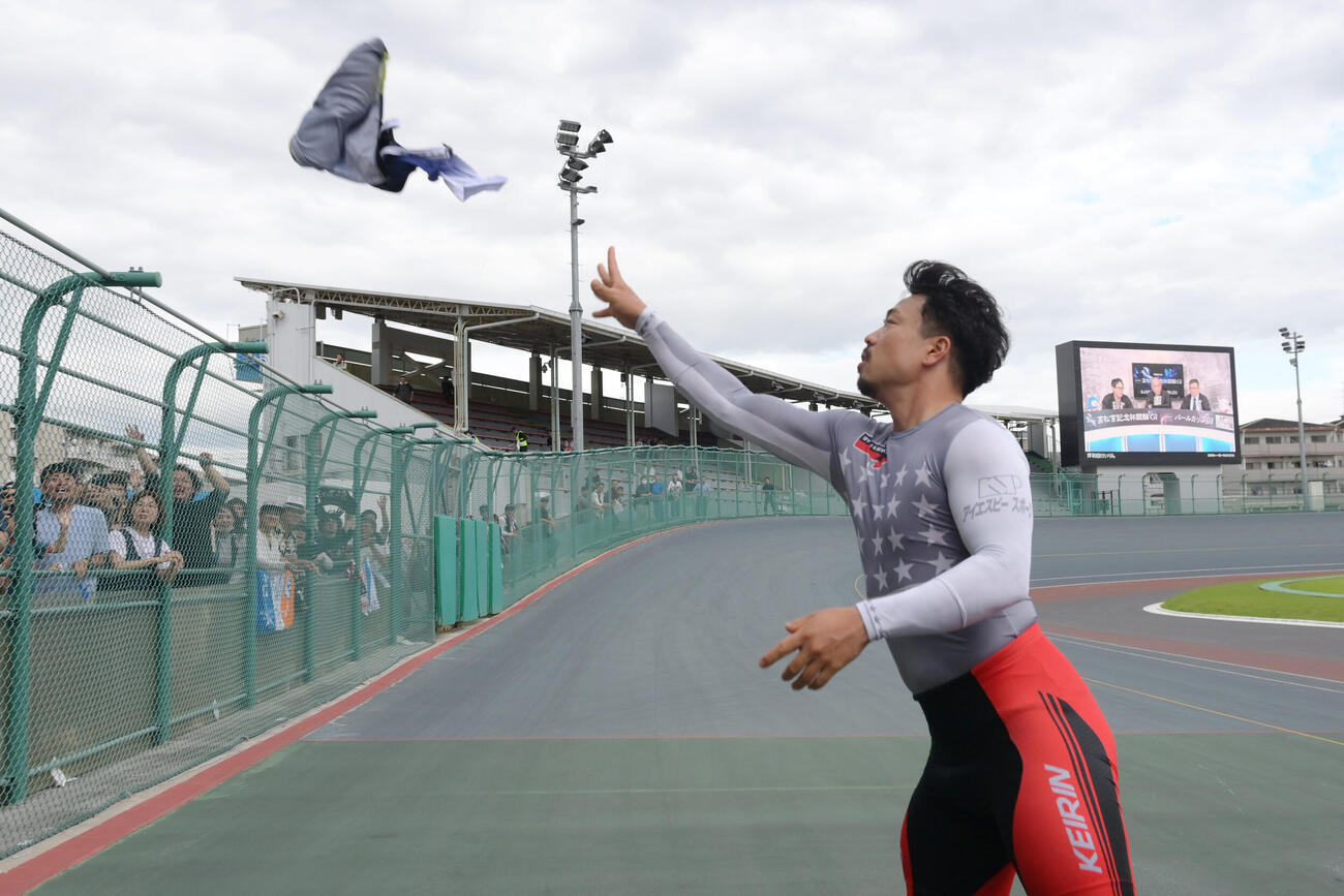 古性優作は優勝ジャージーを客席に投げ入れる