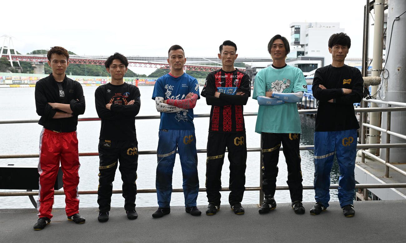 記念写真に納まるドリーム戦に出場するの6選手、右から池田浩二、峰竜太、茅原悠紀、西山貴浩、桐生順平、宮地元輝（撮影・和賀正仁）