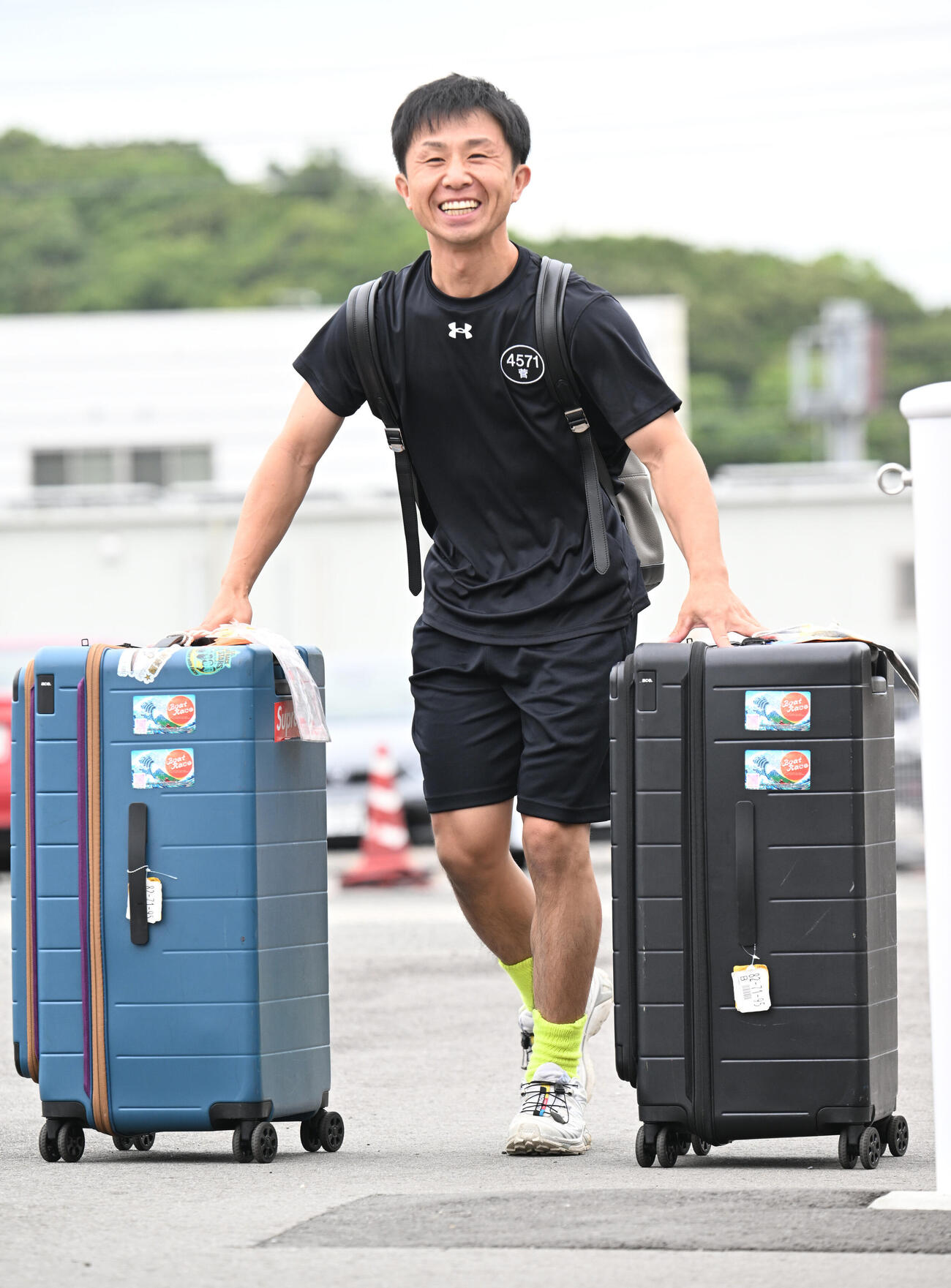 鳴門ボート場に到着する4571菅章哉（撮影・和賀正仁）