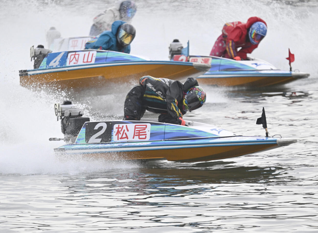 第5日10R準優勝戦、1週目2マークを先頭で回る松尾夏海。後方左は2番手の内山七海（撮影・千葉一成）