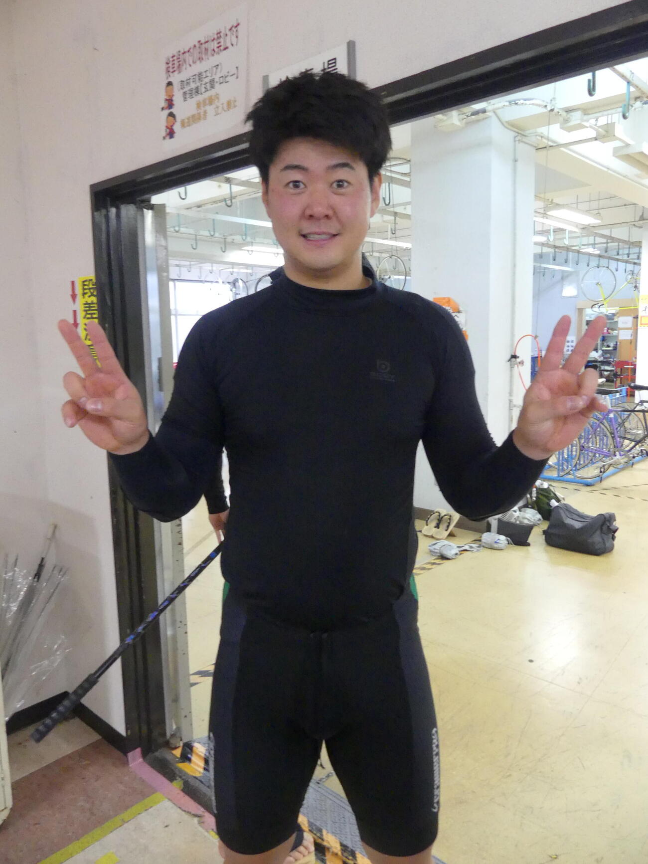 開幕1Rで奮闘し笑顔で2着の“ピースサイン”を見せる小山峻汰