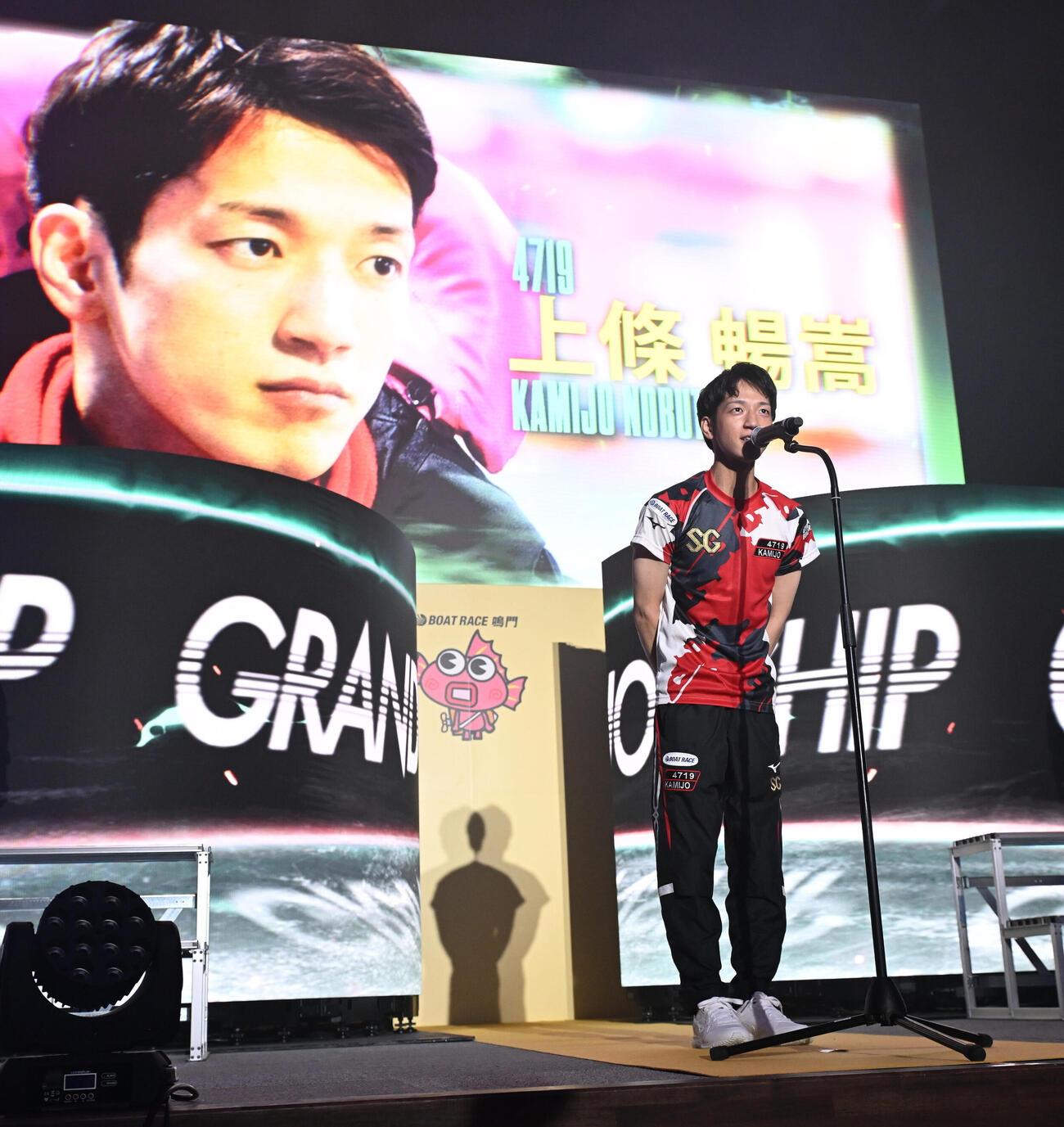 オープニングセレモニーに登場する上條暢嵩（撮影・和賀正仁）