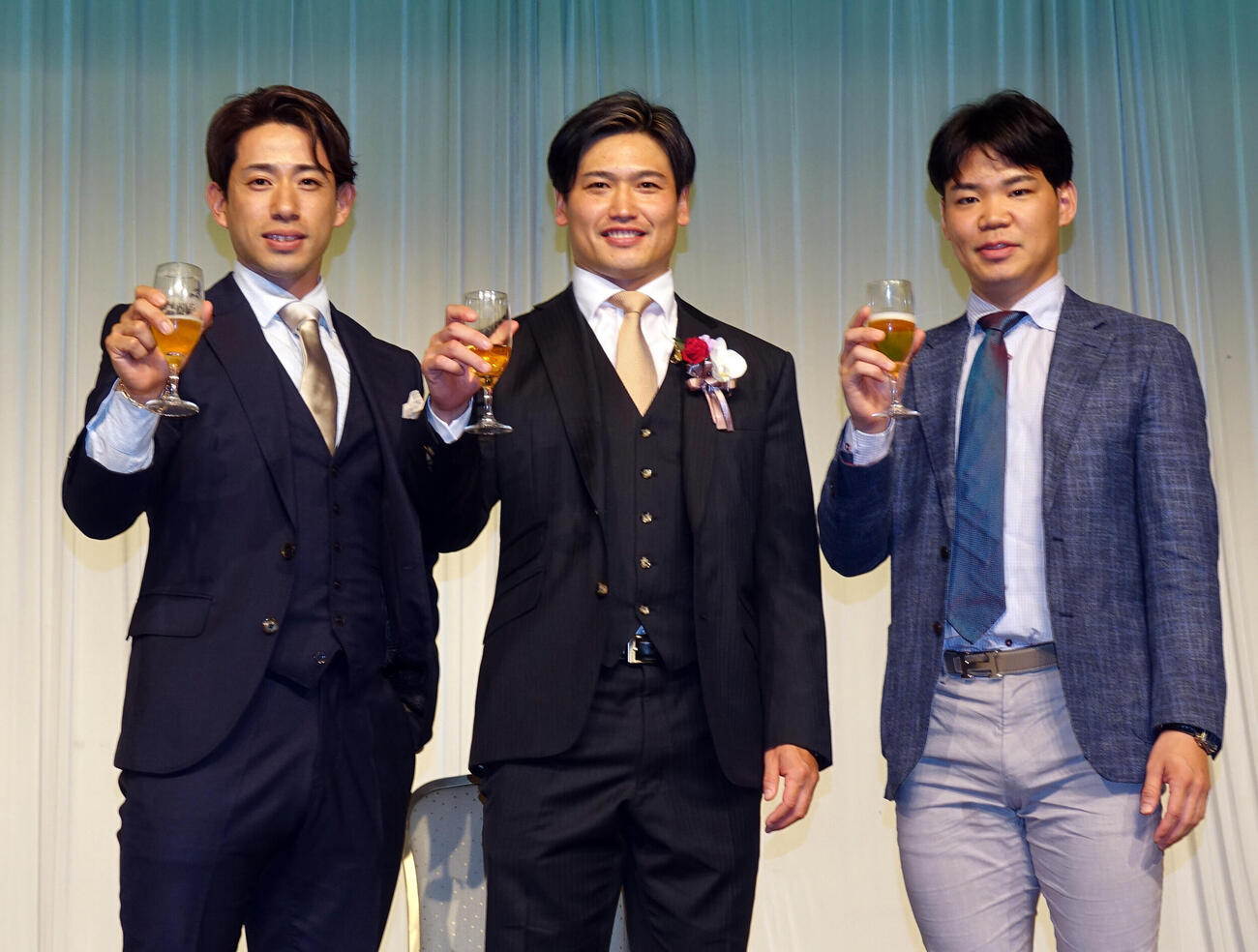 阿部拓真（中央）を祝福する同期の新山響平（左）と吉田拓矢