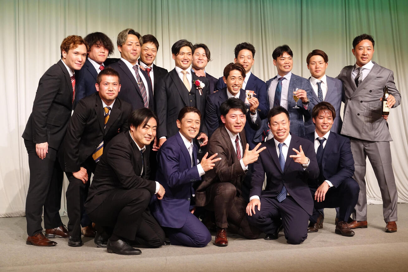 107期の同期から祝福される阿部拓真（上段左から6人目）