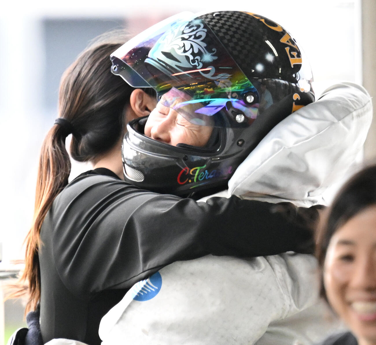 優勝戦を制し、安井瑞紀（左）と抱き合って喜ぶ寺田千恵（撮影・千葉一成）