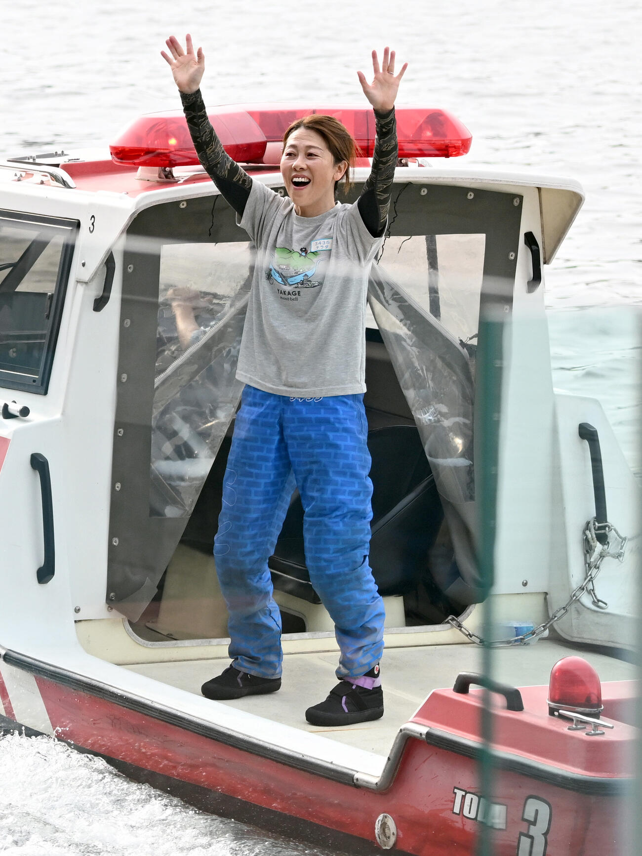 優勝戦を制し、船上から手を振って歓声に応える寺田千恵（撮影・千葉一成）