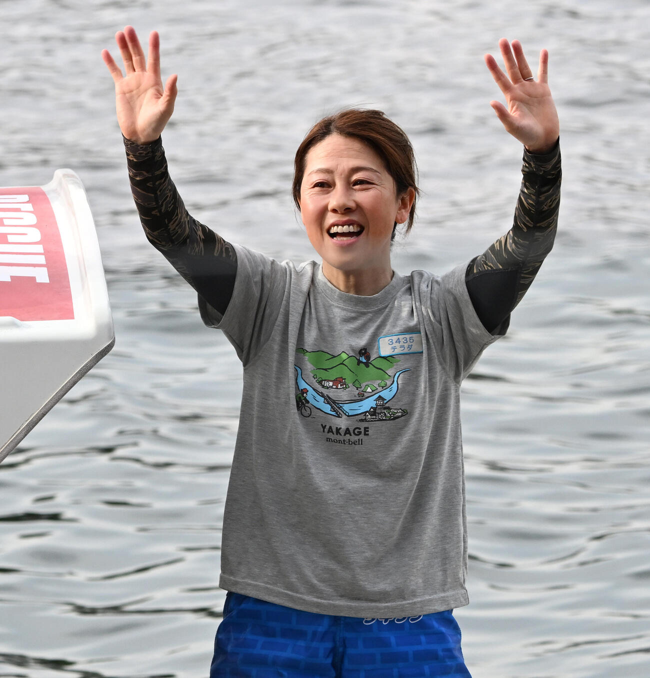 優勝戦を制し、船上から手を振って歓声に応える寺田千恵（撮影・千葉一成）