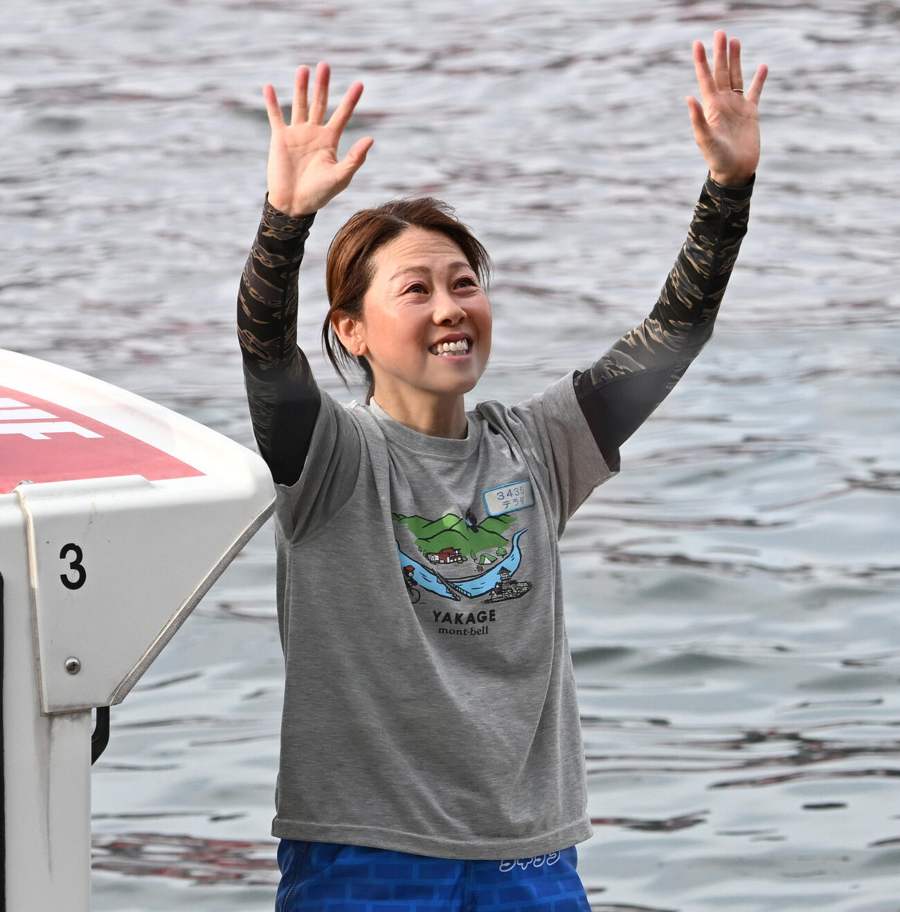 優勝戦を制し、船上から手を振って歓声に応える寺田千恵（撮影・千葉一成）