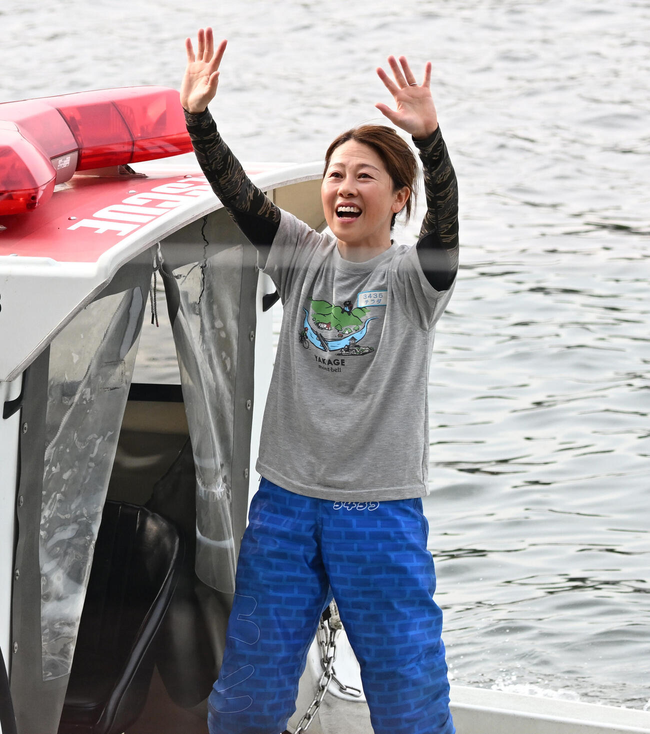 優勝戦を制し、船上から手を振って歓声に応える寺田千恵（撮影・千葉一成）