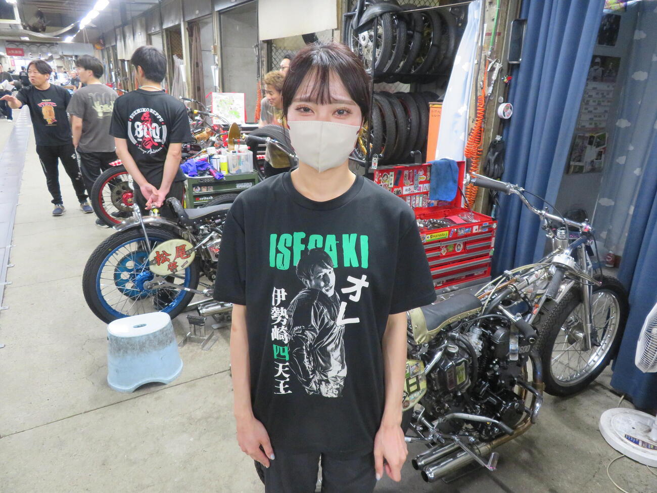 歯科矯正をしている関係でマスク姿で撮影に応じる新井日和
