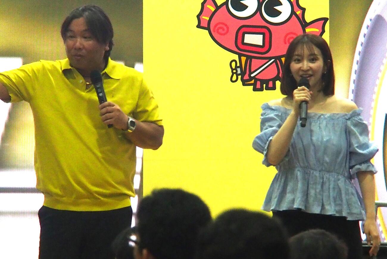 里崎智也（左）と袴田彩会はテンポのいいボート、野球トークで来場者を沸かせた