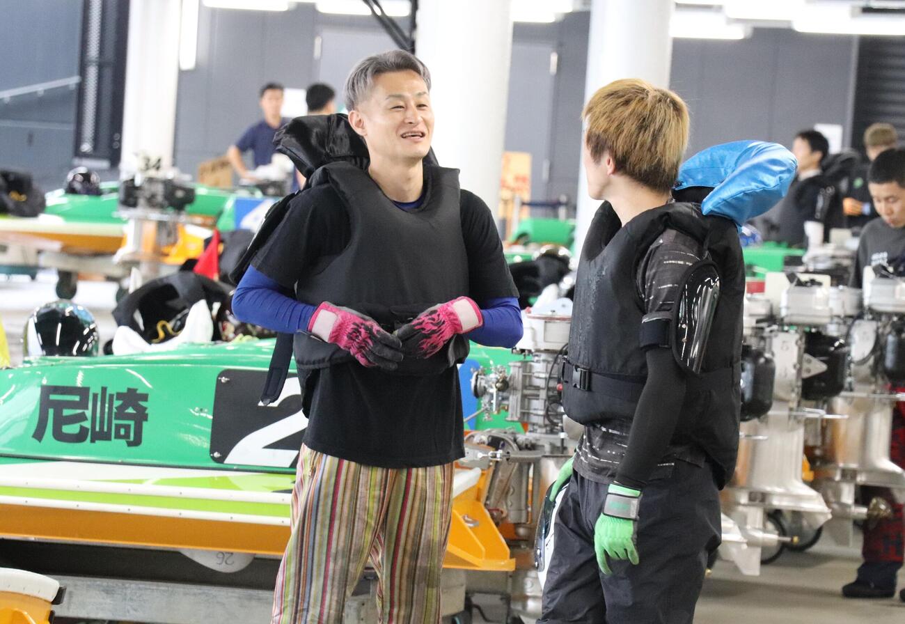 同支部の前田健太郎と談笑する植田太一（左）