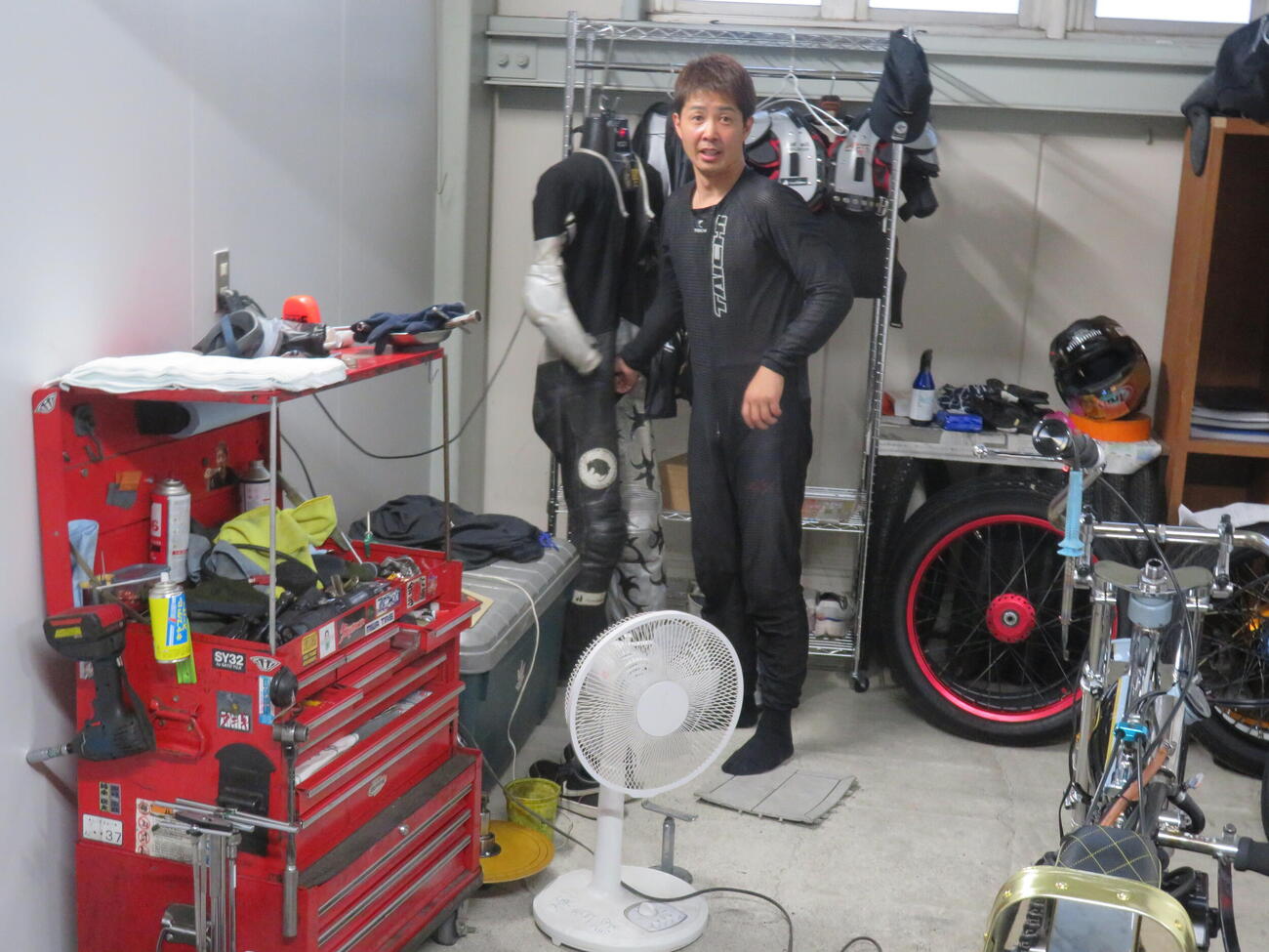 8R予選を完勝して周りの選手に祝福される金子大輔（撮影・小川将司）