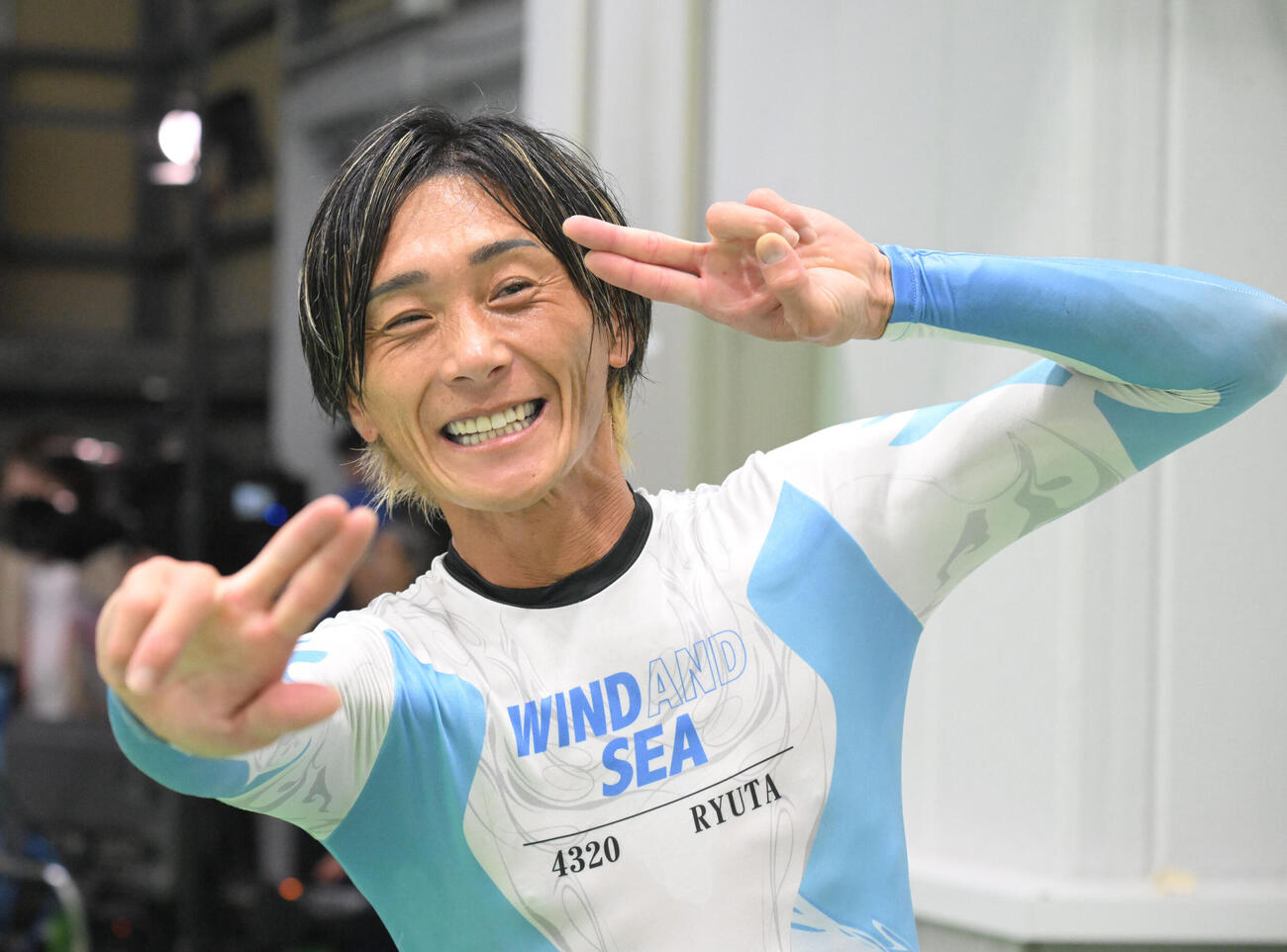 鳴門　勝利者インタビュー後、ポーズを決める峰竜太（撮影・和賀正仁）