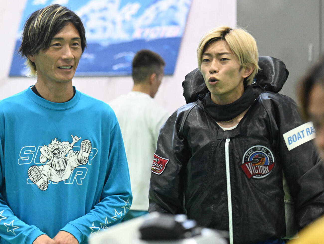 峰竜太（左）と談笑する定松勇樹（撮影・和賀正仁）